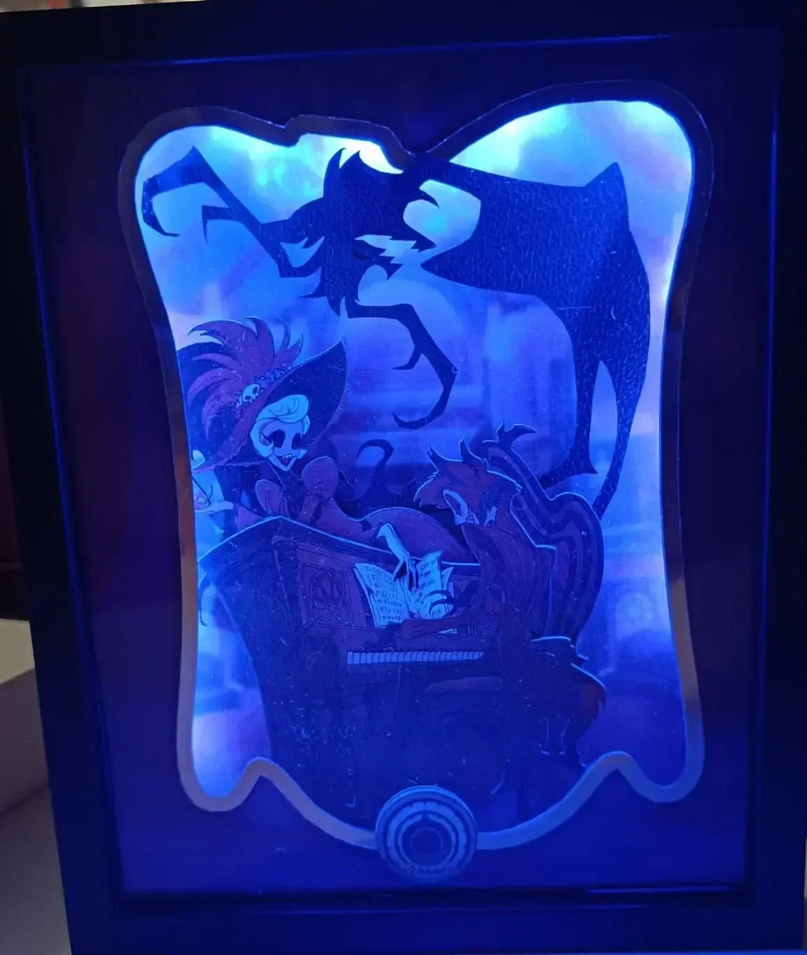 Lightbox Hazbin Hotel artigianale con LED blu acceso