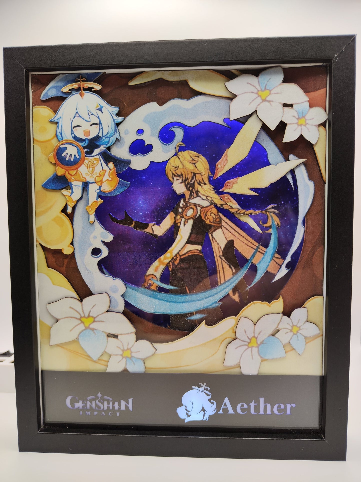 Lightbox artigianale Aether da Genshin Impact con cornice nera e dettagli floreali