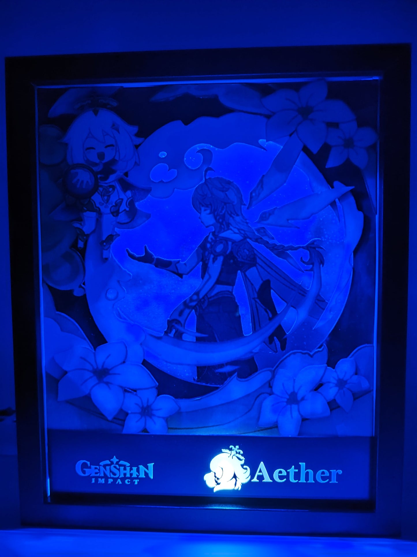 Cornice luminosa Aether accesa con LED blu e sfondo galattico