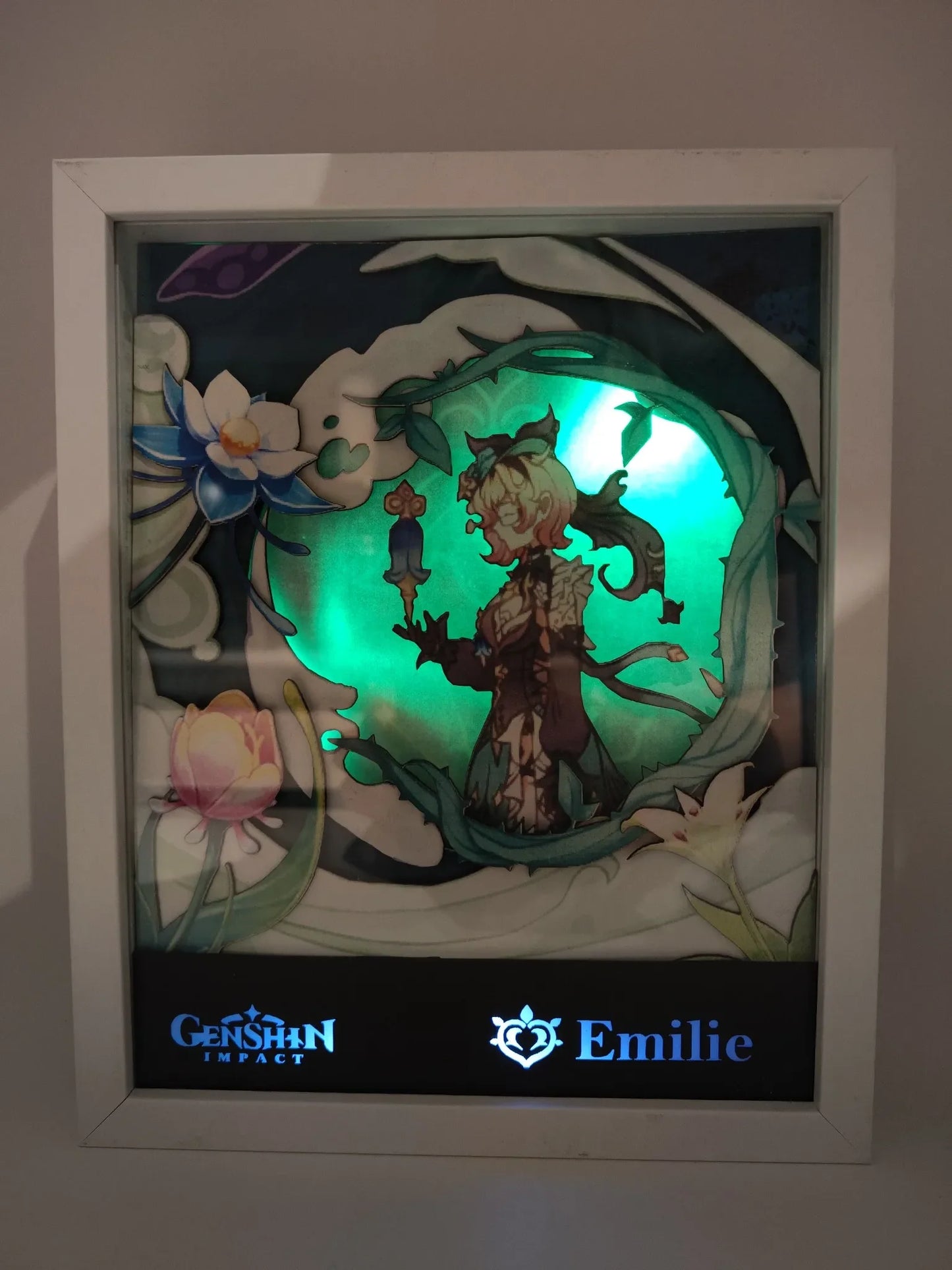 cornice Emilie Genshin Impact con LED attivi