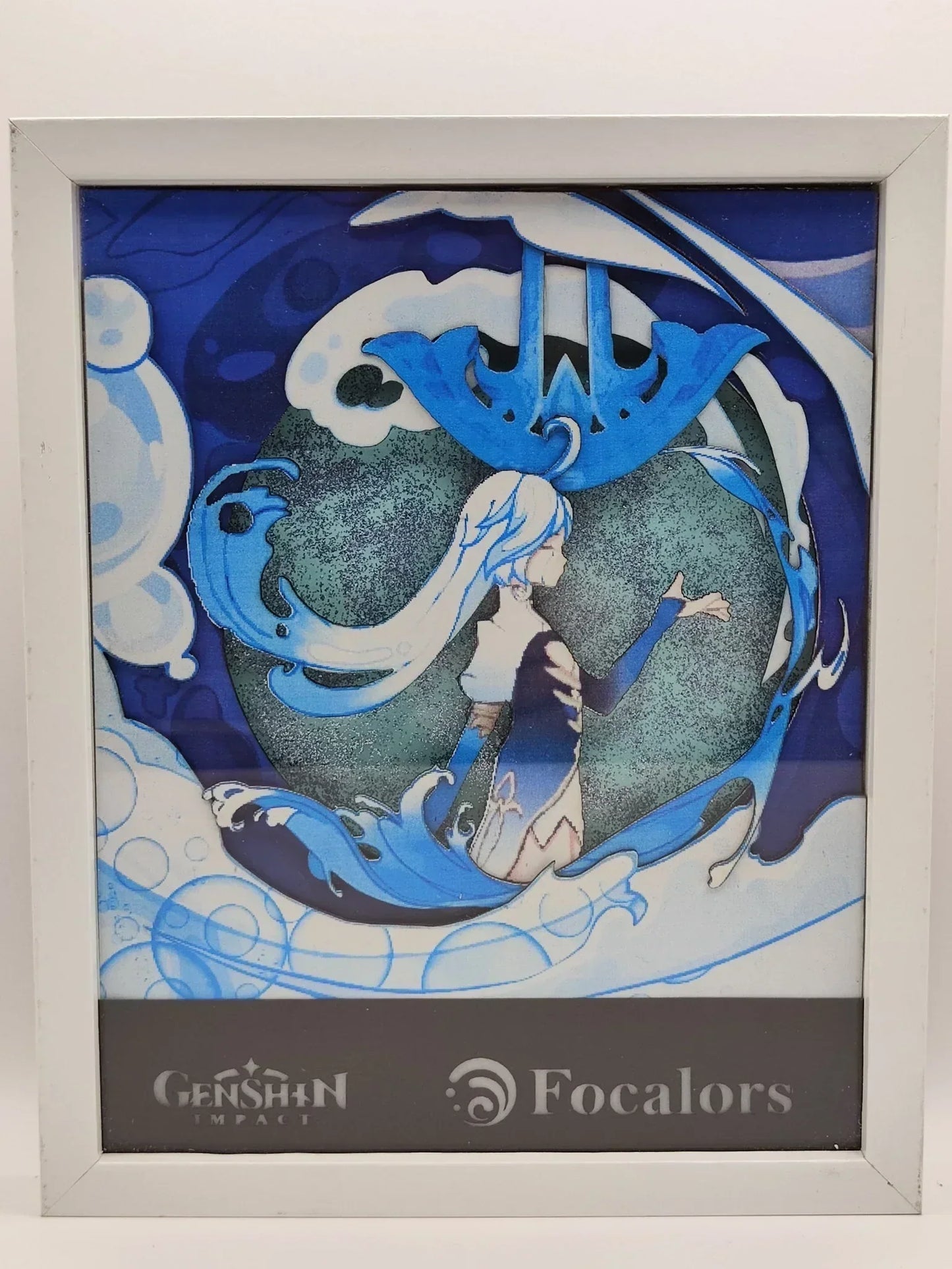 Lightbox artigianale ispirata a Focalors da Genshin Impact, con silhouette dettagliata, colori blu e onde dinamiche che evocano il potere dell'Arconte di Fontaine.