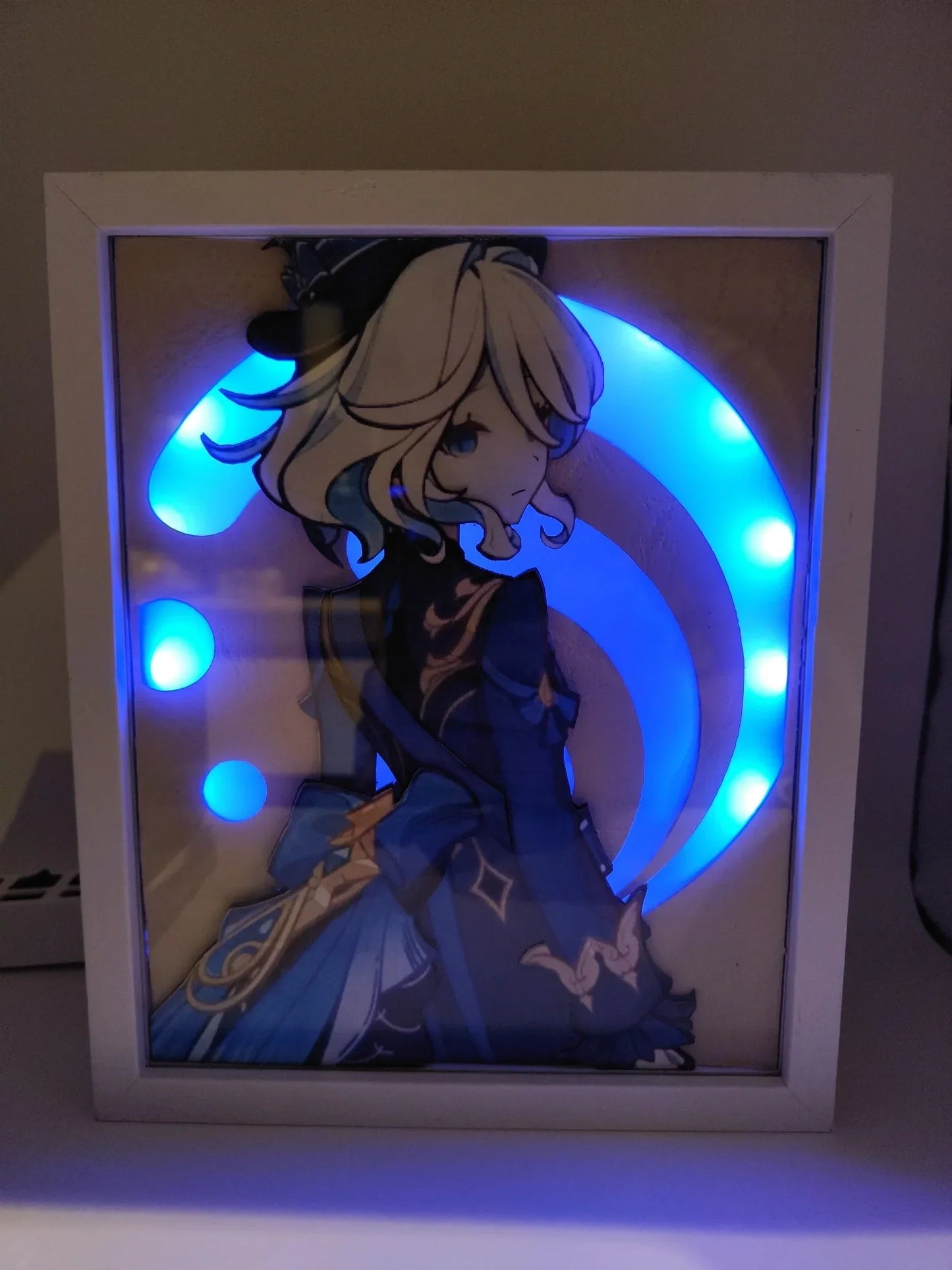Lightbox Furina Genshin Impact – cornice accesa con luce blu