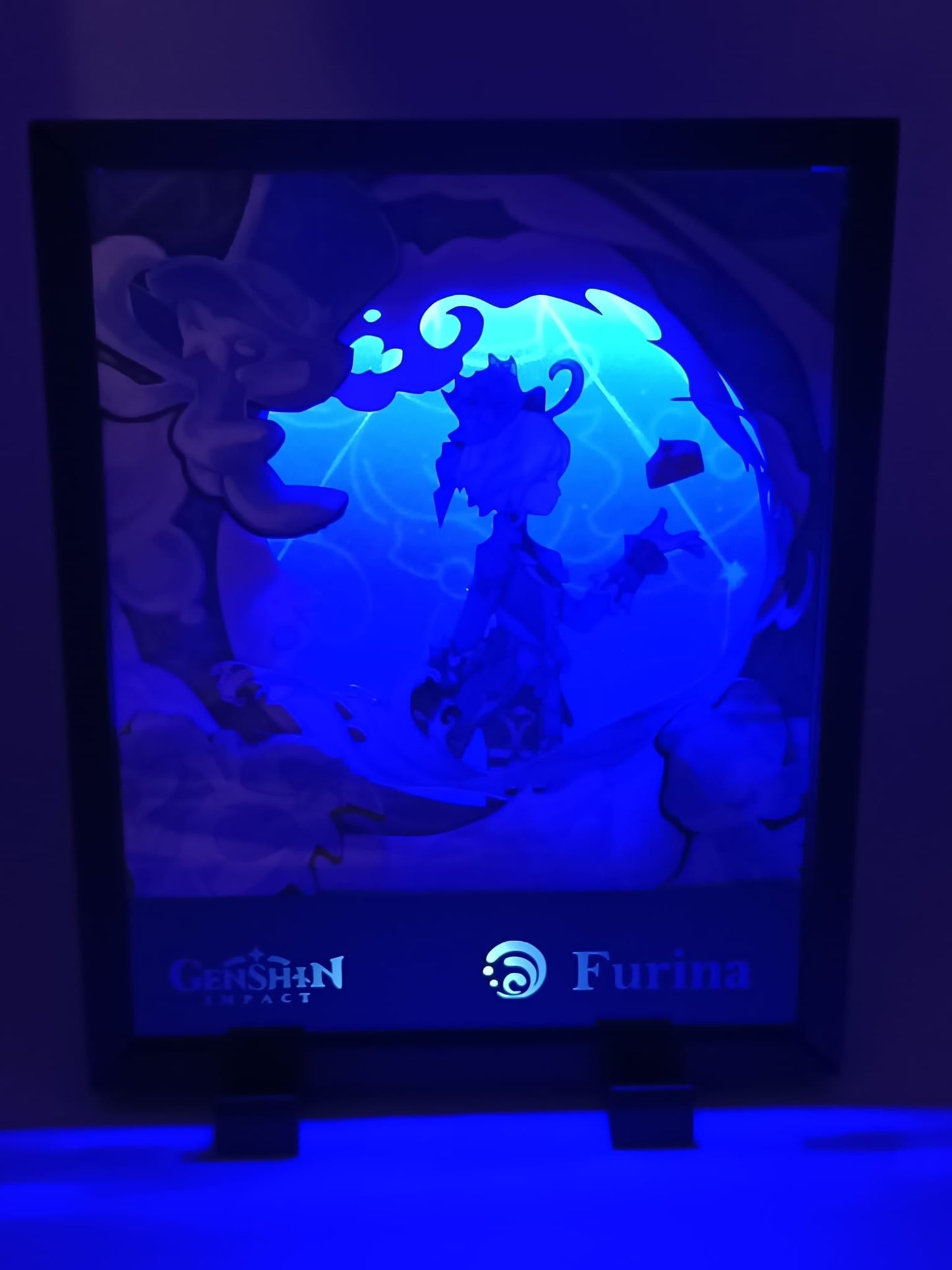 Lightbox artigianale Furina Genshin Impact accesa con luce blu
