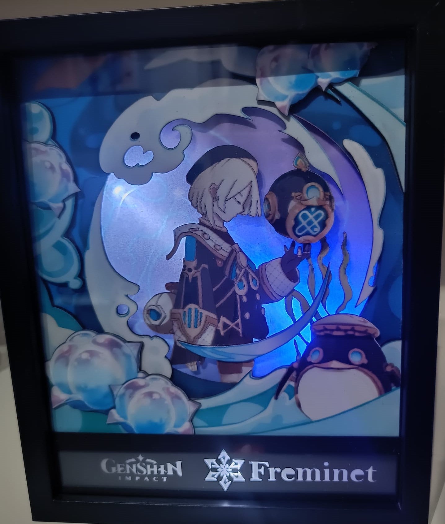 Dettaglio del personaggio Freminet con luce blu attivata