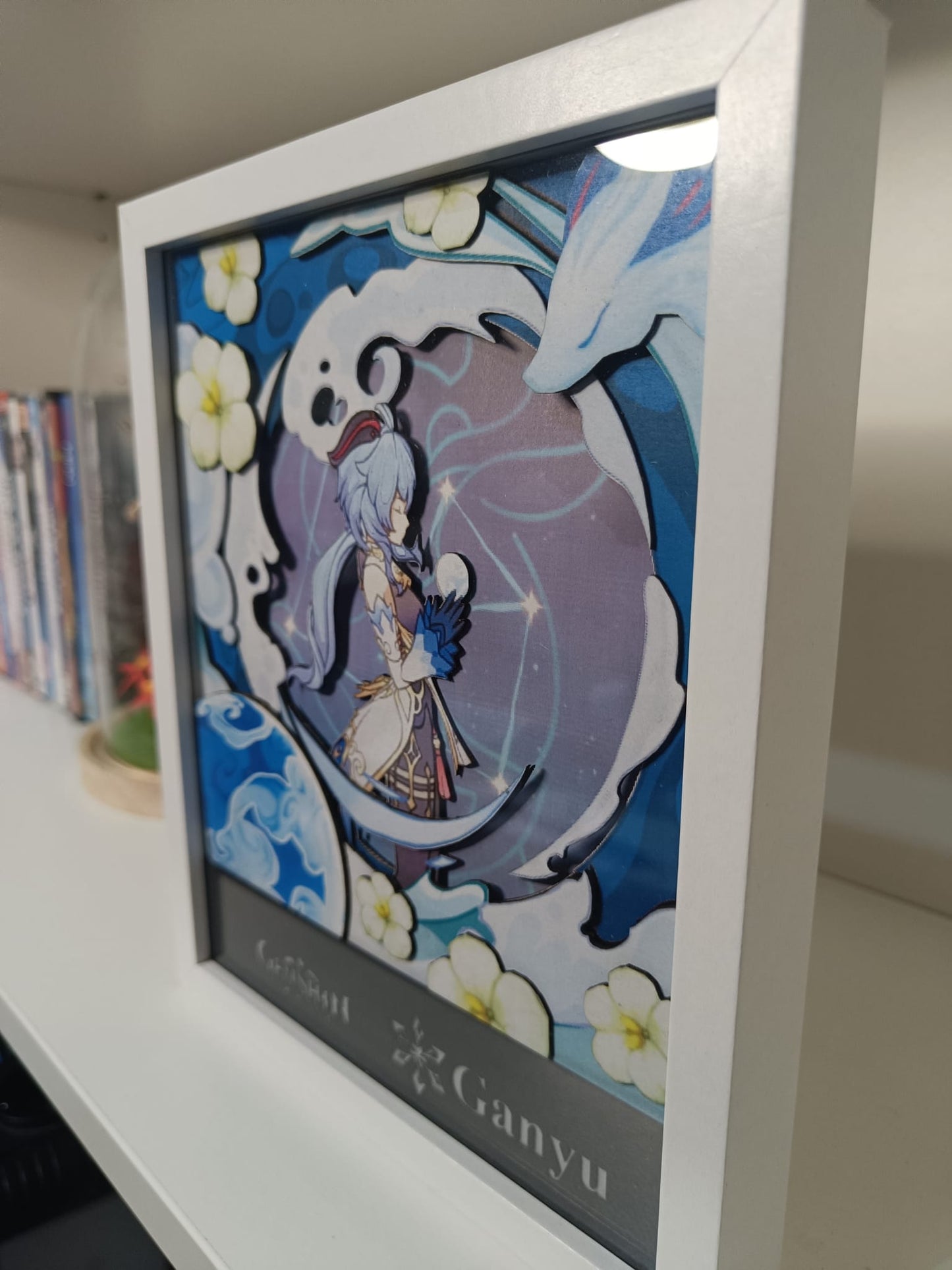 Vista laterale della lightbox Ganyu con profondità degli strati in rilievo