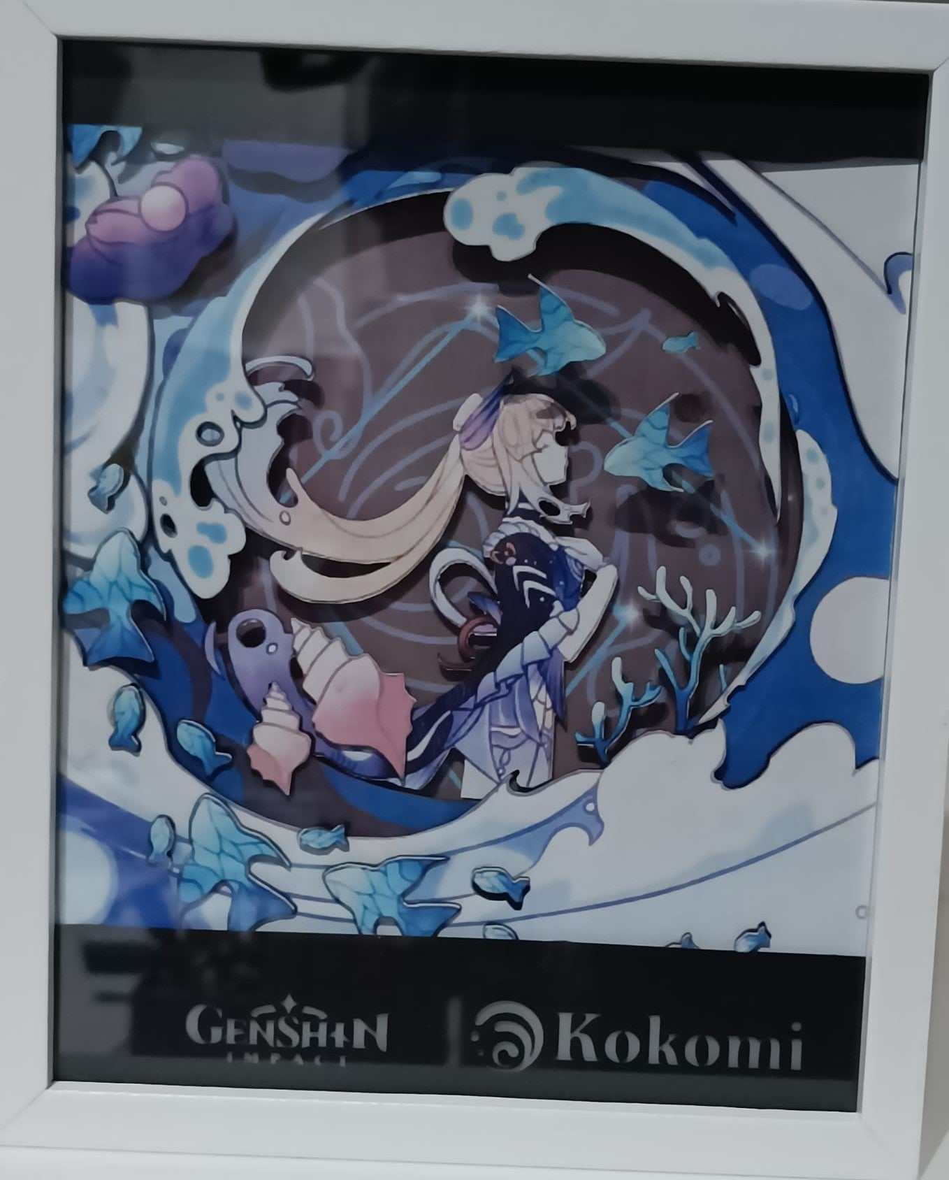 Lightbox di Kokomi di Genshin Impact con cornice artigianale e illuminazione soffusa.