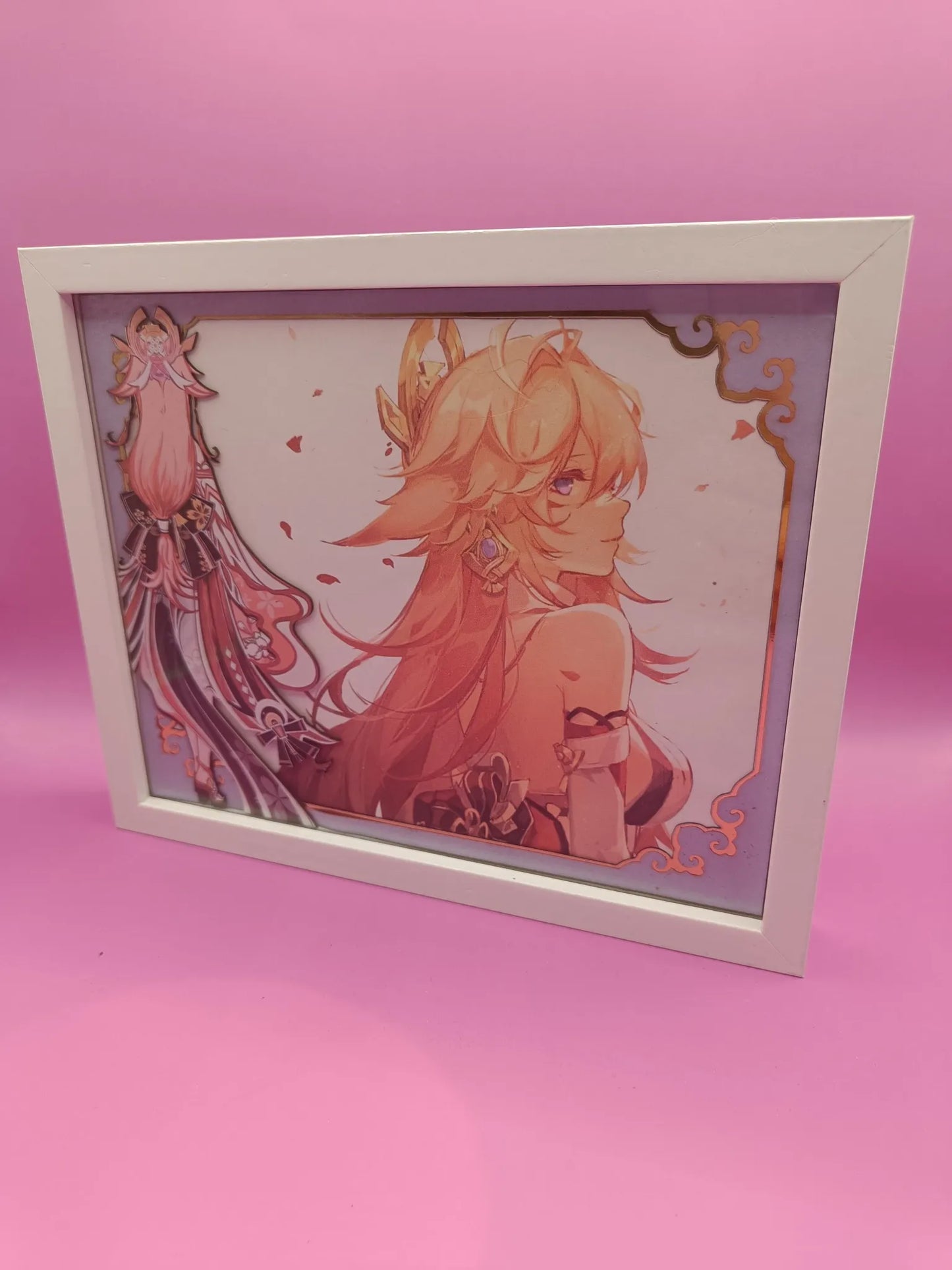Lightbox artigianale Yae Miko Genshin Impact con cornice bianca su sfondo rosa