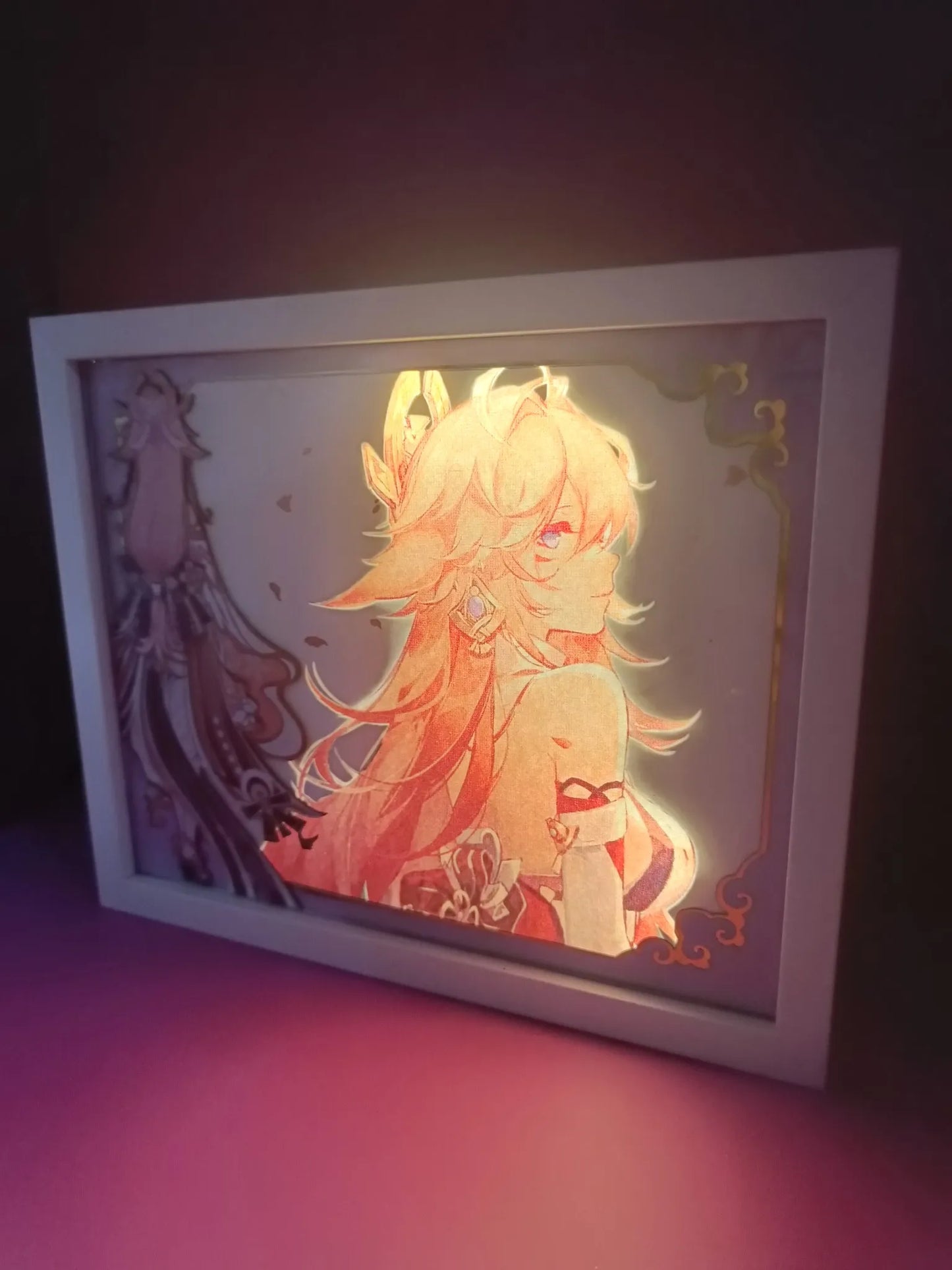 Lightbox Yae Miko Genshin Impact accesa con effetto luminoso su sfondo scuro