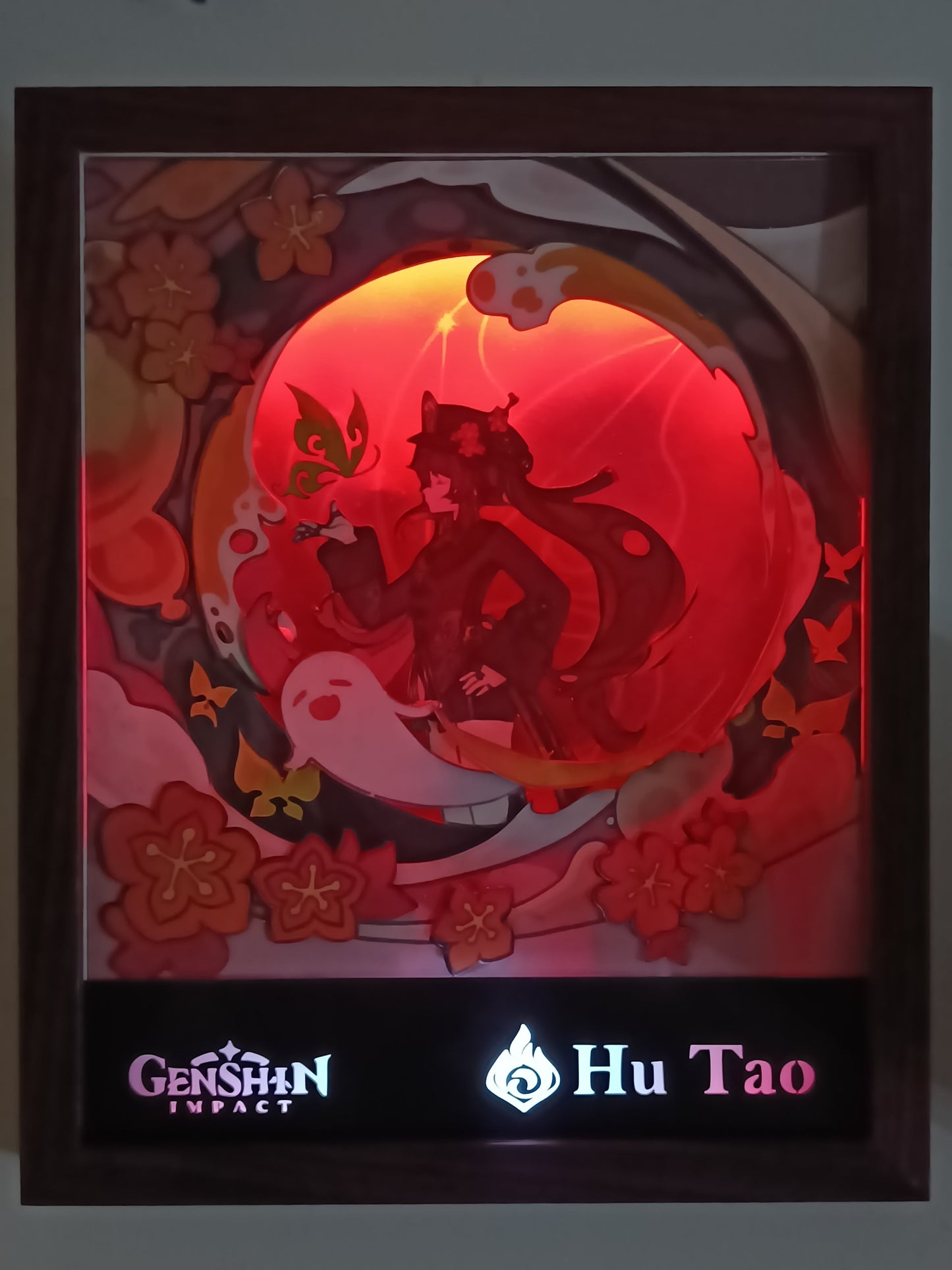 Lightbox Hu Tao accesa – Genshin Impact con LED rosso e farfalle