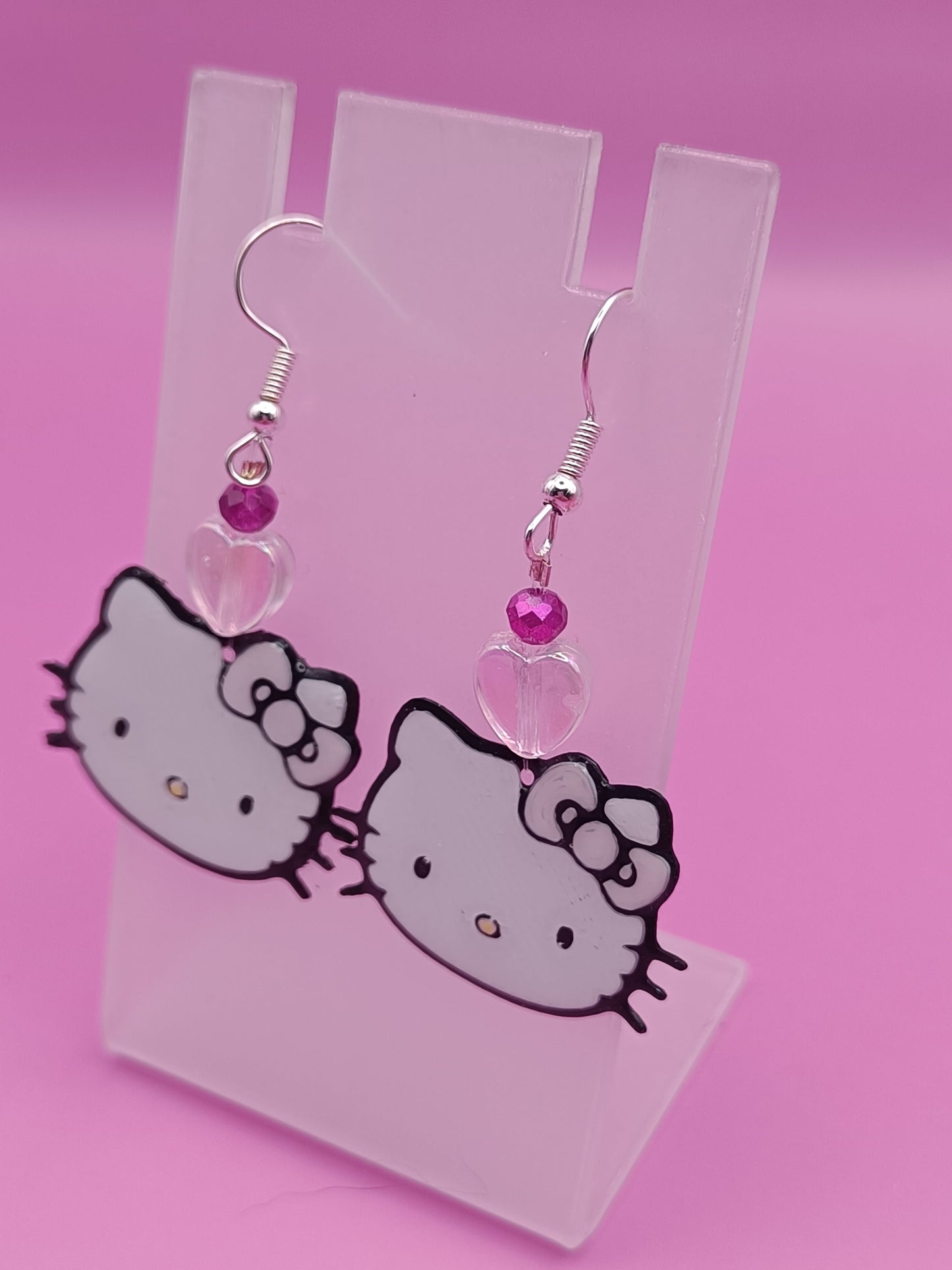 Orecchini pendenti Hello Kitty kawaii, design cute e colorato con resina UV.