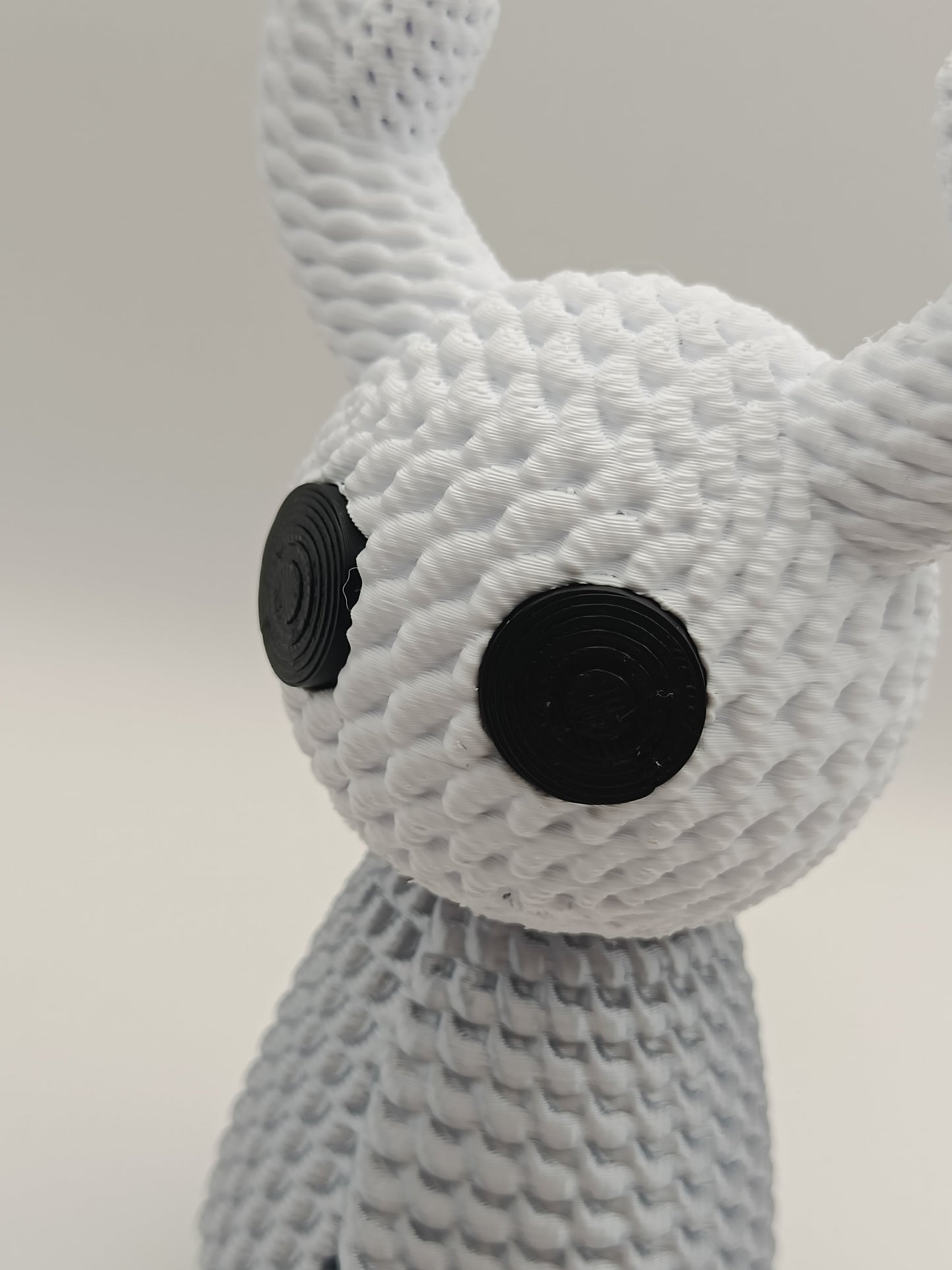 Dettaglio del viso della statua Hollow Knight