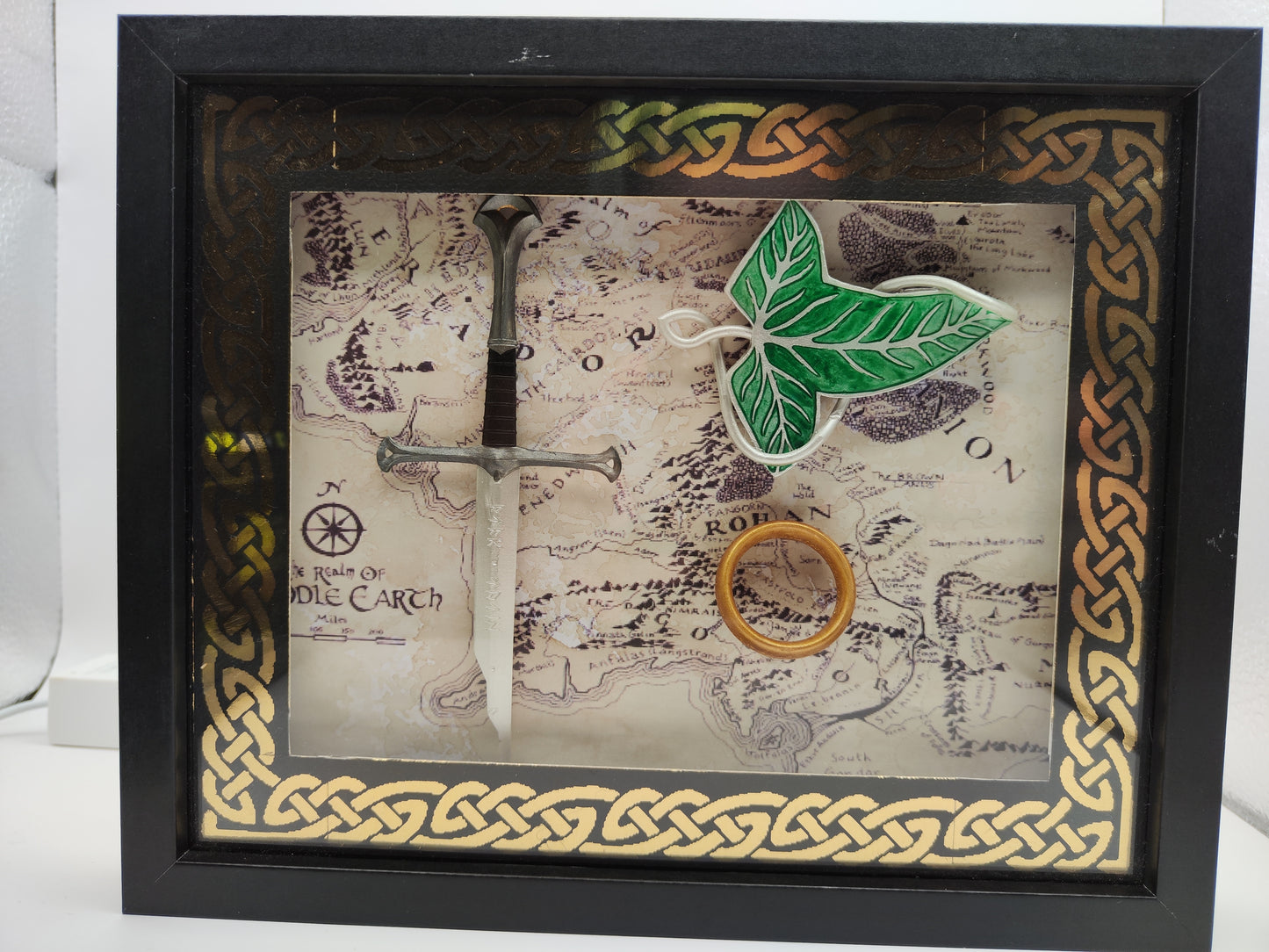 Lightbox artigianale ispirata alla Terra di Mezzo – con spada, foglia elfica e anello in resina. Un tocco epico per la tua collezione.