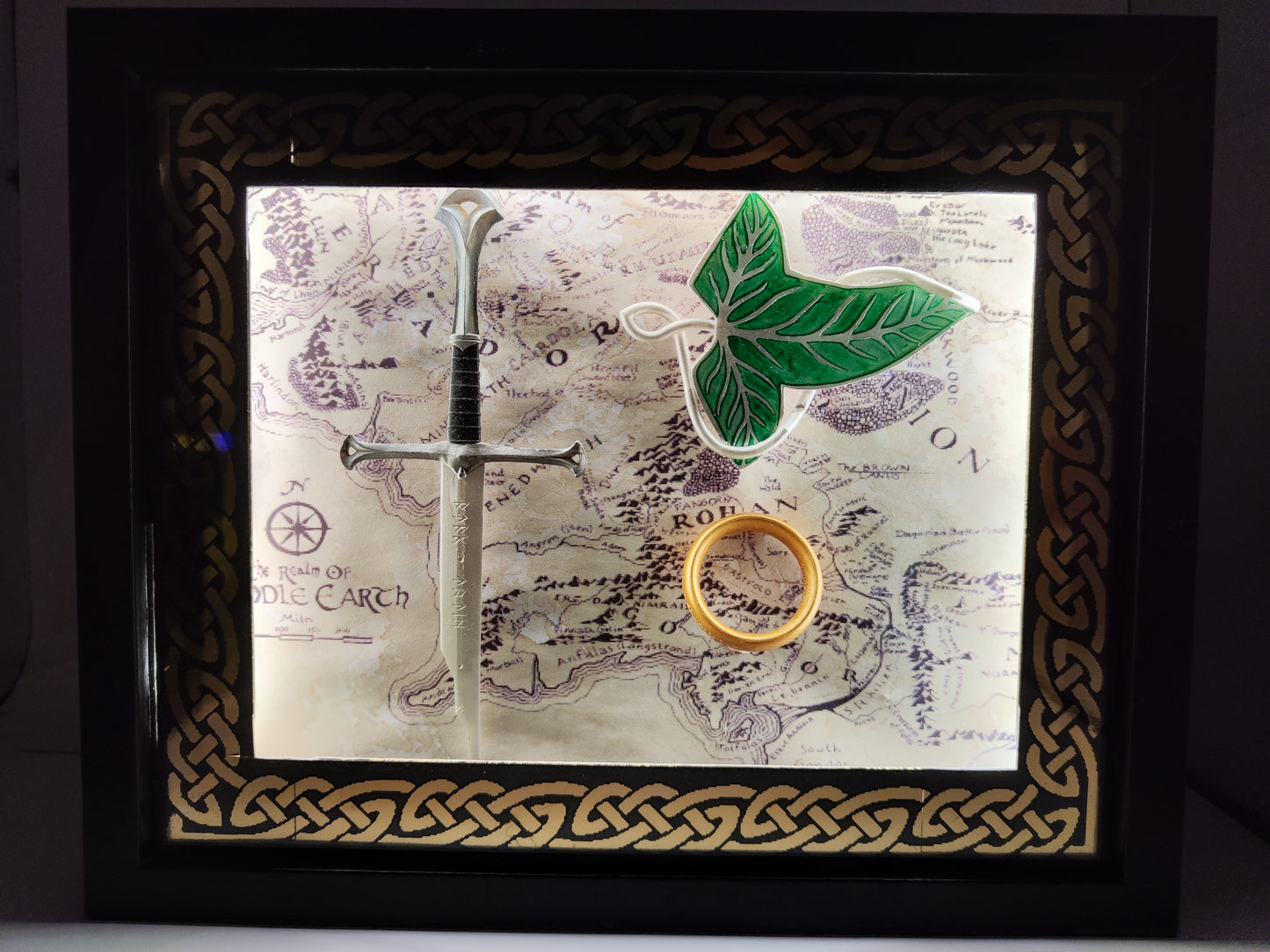 Lightbox artigianale ispirata alla Terra di Mezzo – con spada, foglia elfica e anello in resina. Un tocco epico per la tua collezione.