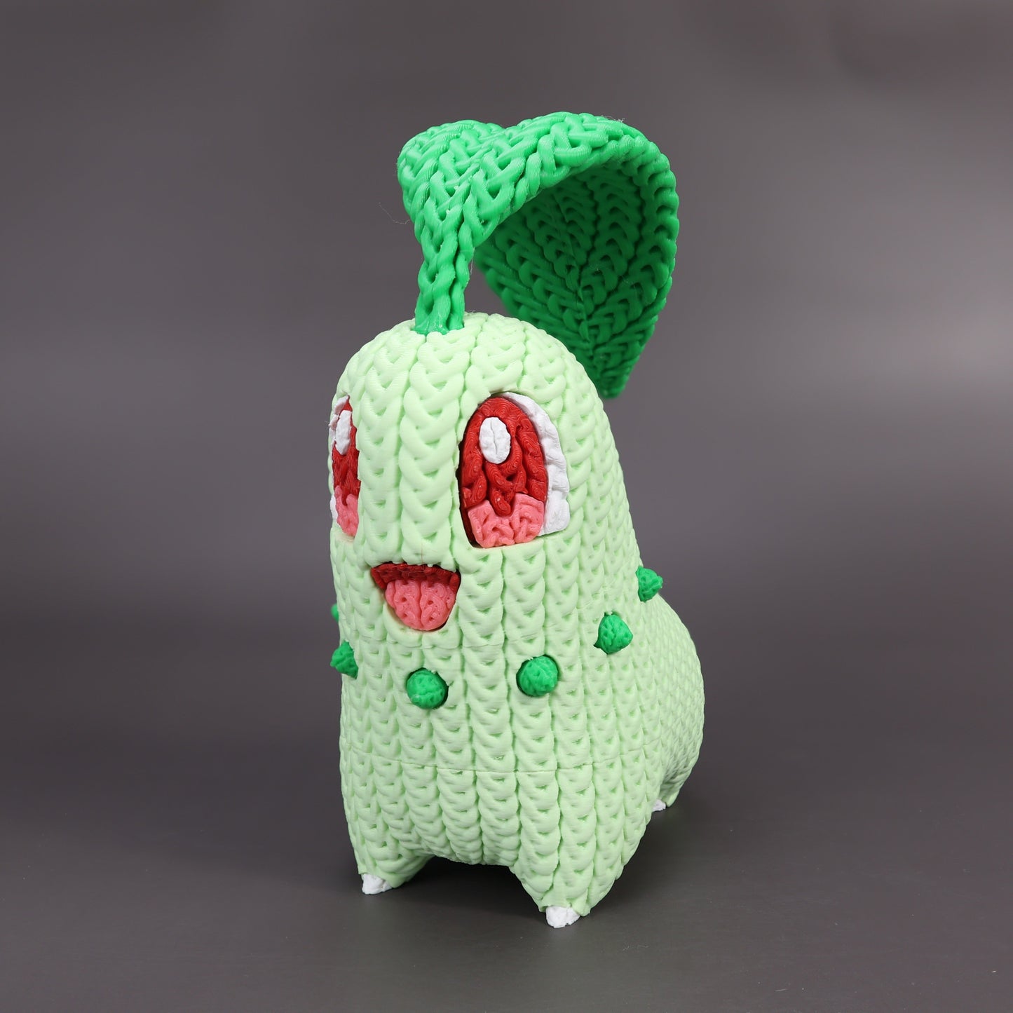 Chikorita in Stile Crochet - Creatura Ispirata al Mondo Pokémon | Decorazione Nerd