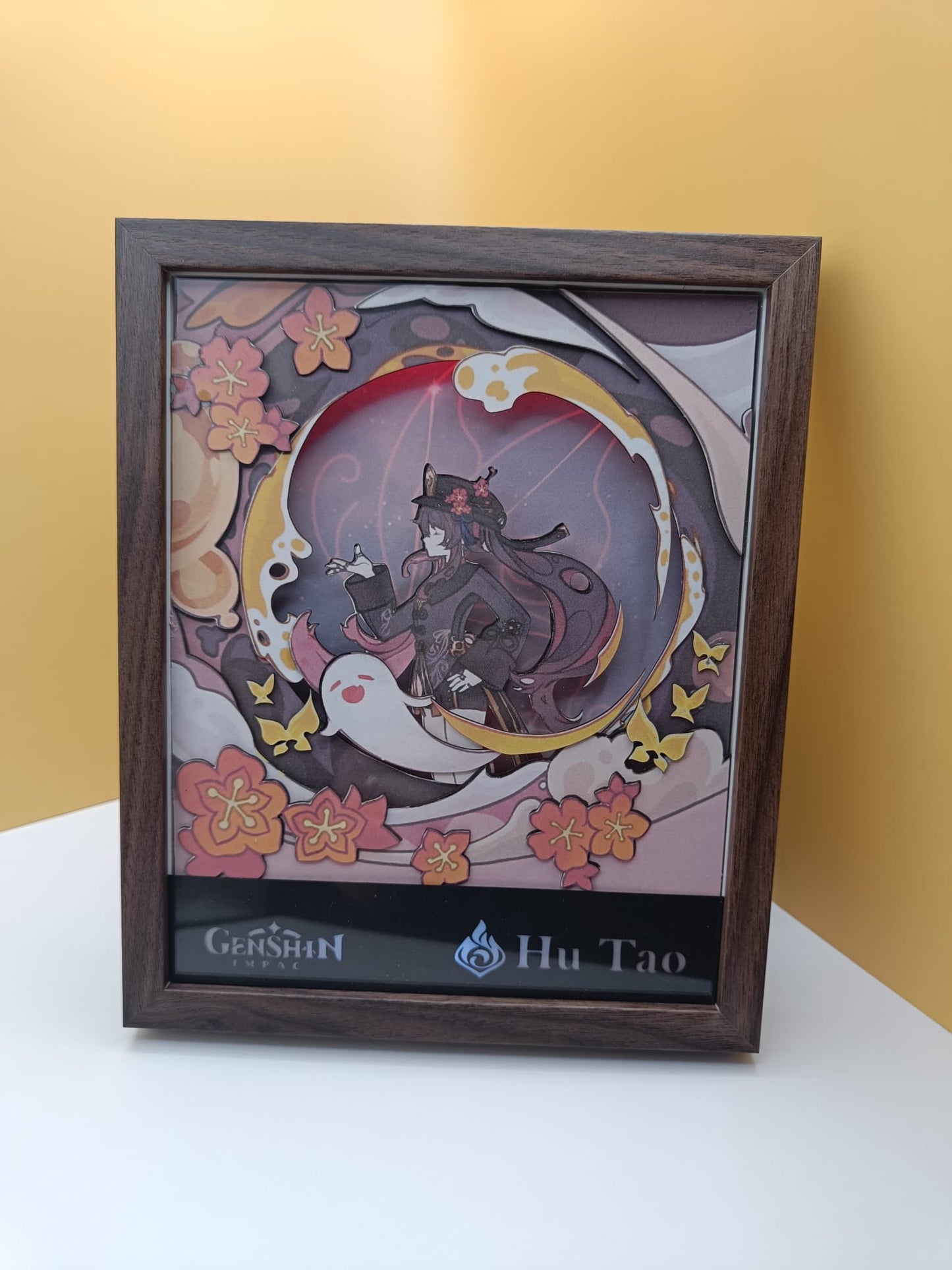 Lightbox Hu Tao in esposizione – design floreale e scena animata
