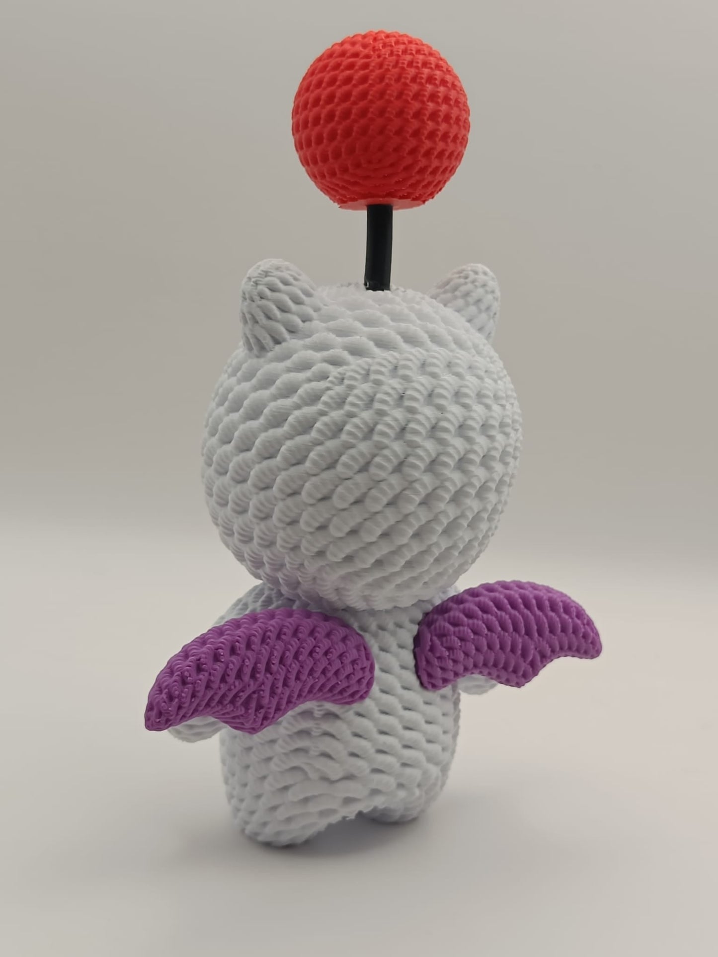 Retro della statua Moogle crochet con ali viola