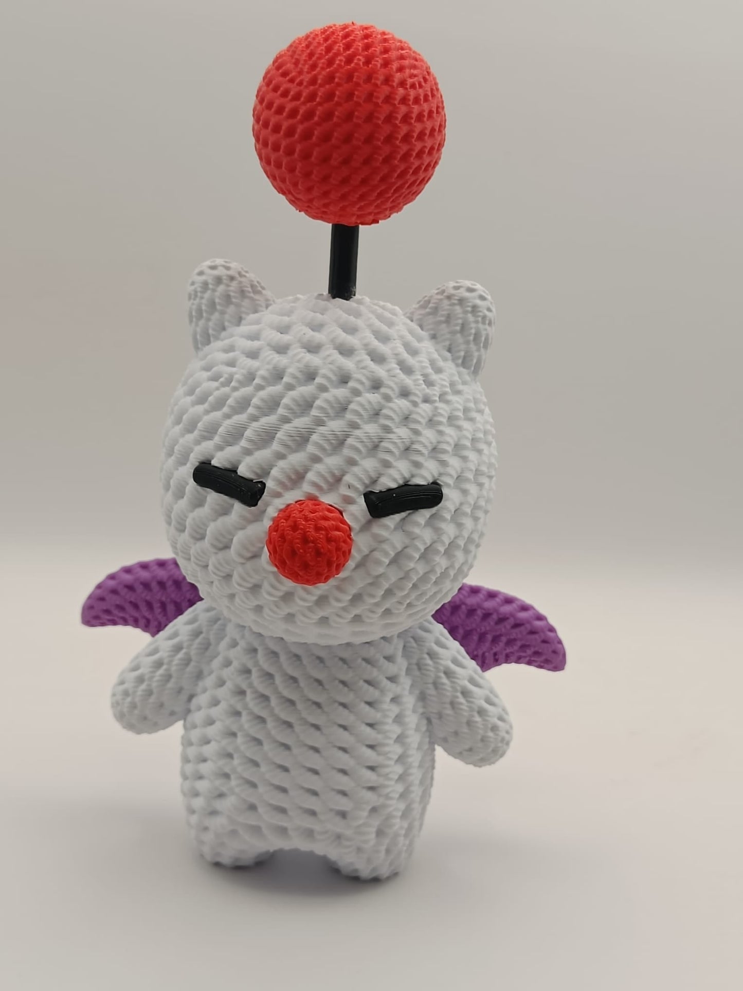 Vista frontale della statua Moogle crochet in stile kawaii