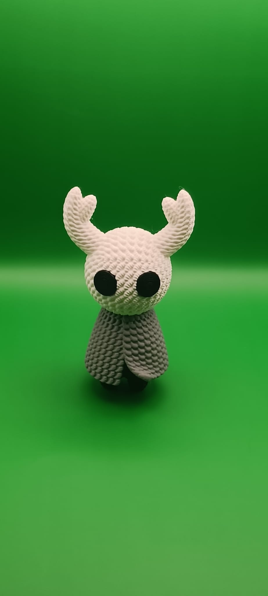 Statua Hollow Knight, stile crochet con sfondo verde
