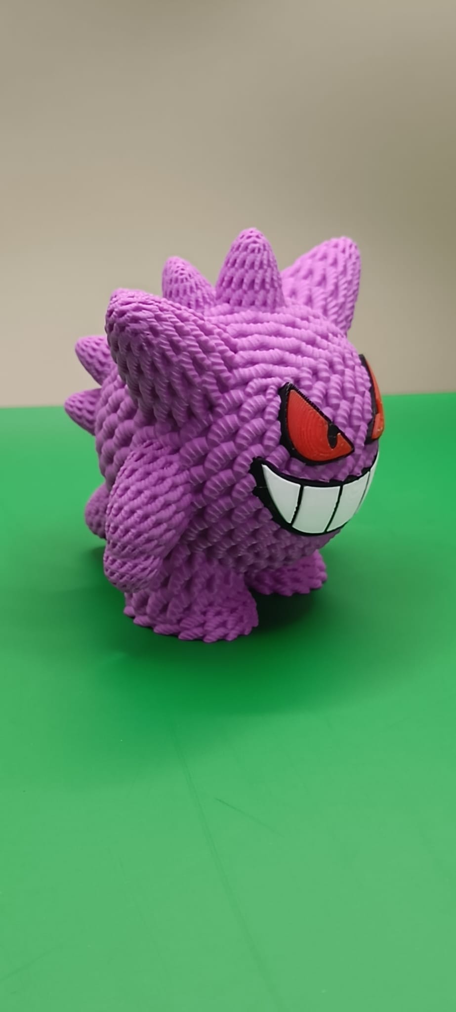 Dettaglio della statua artigianale Gengar Pokémon, texture crochet e colori vivaci
