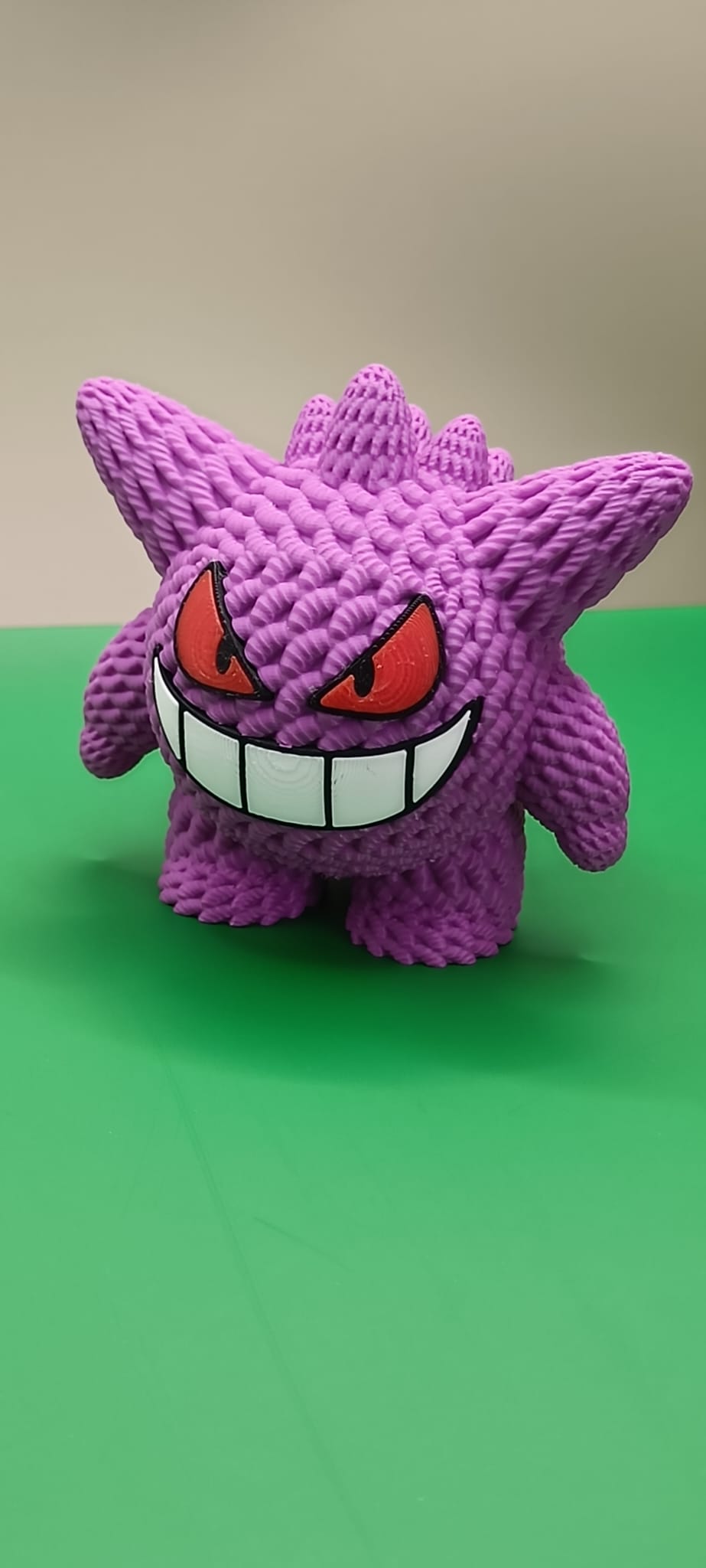 Statua artigianale Gengar Pokémon in PLA stile crochet, su licenza NaraaPrints