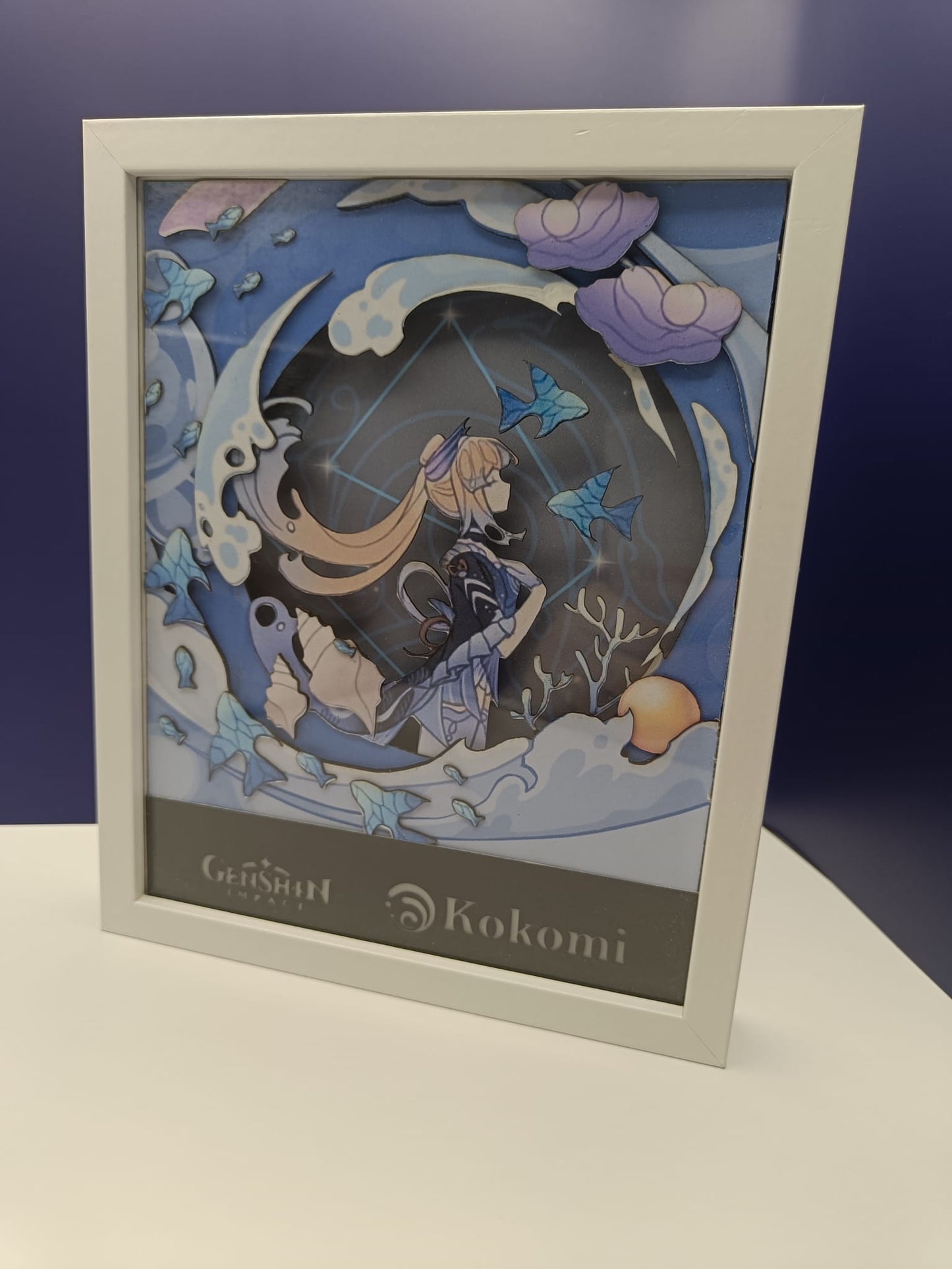 Vista laterale della lightbox artigianale Kokomi con decorazioni in rilievo