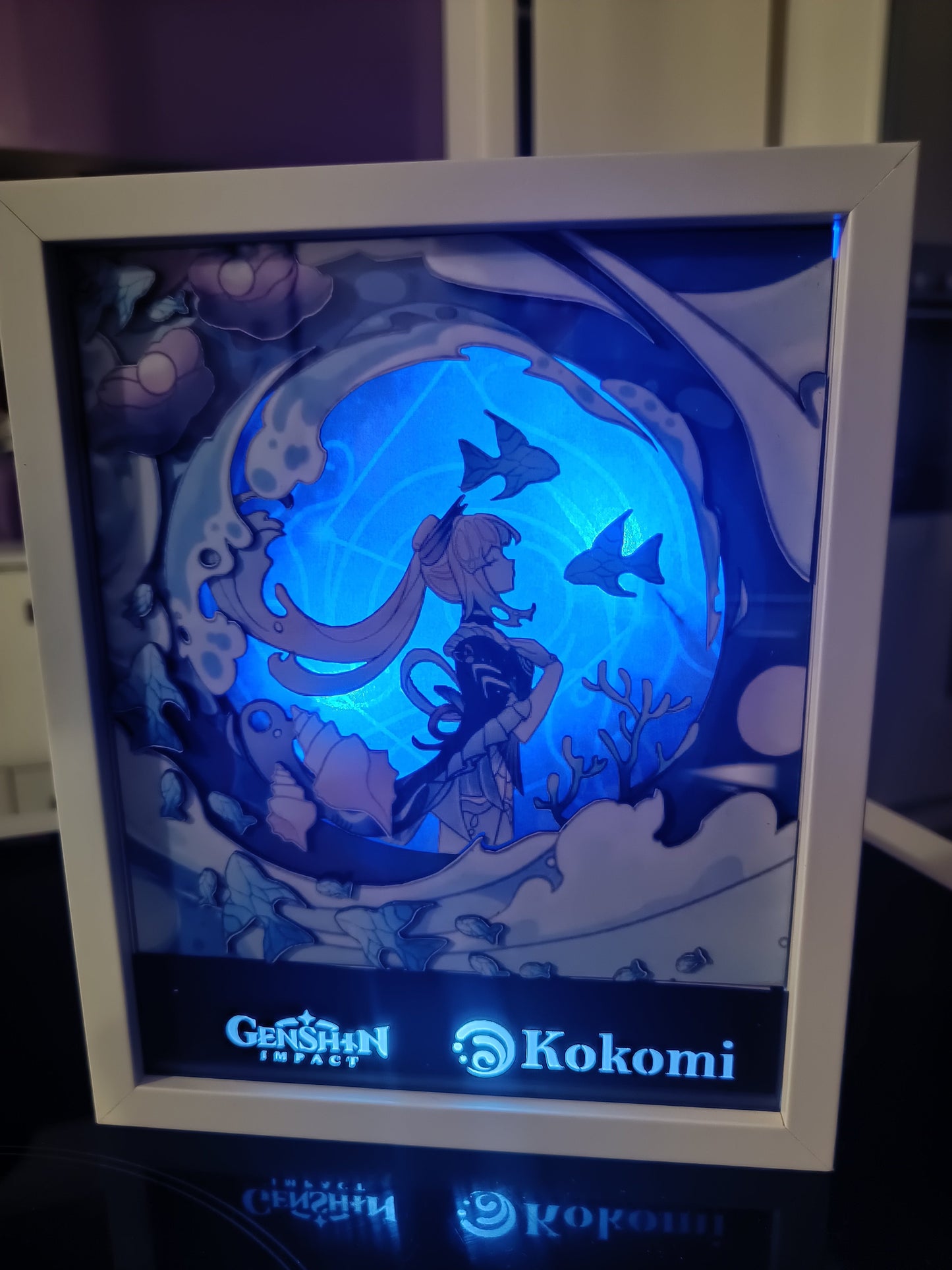 Lightbox artigianale Kokomi Genshin Impact illuminata con LED blu