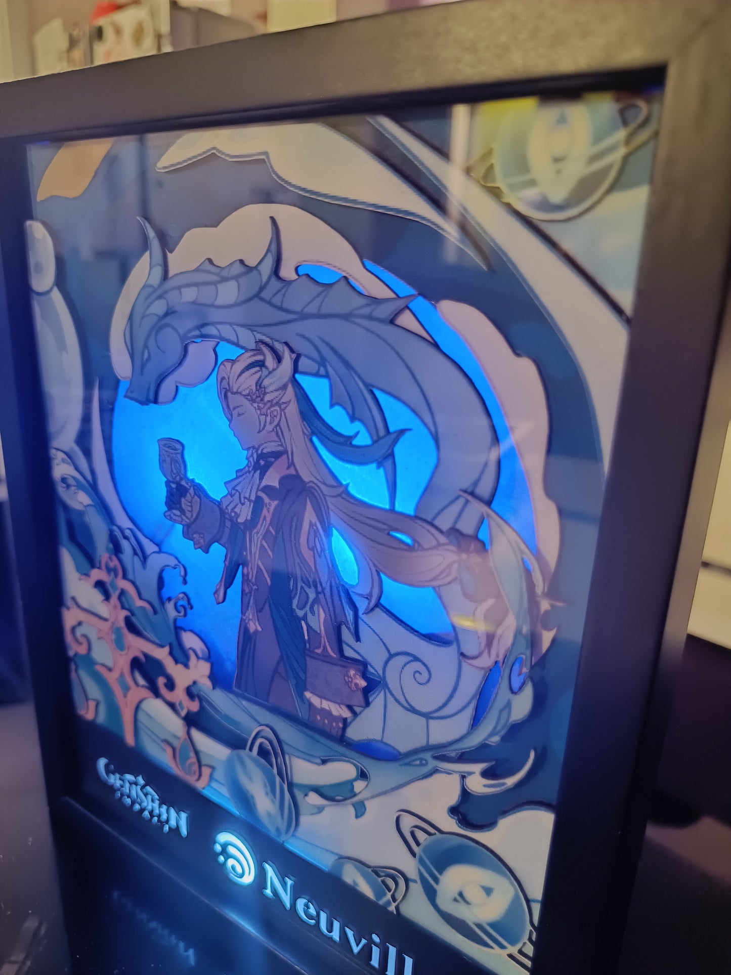 Neuvillette Genshin Impact, cornice artigianale accesa con LED blu in primo piano.
