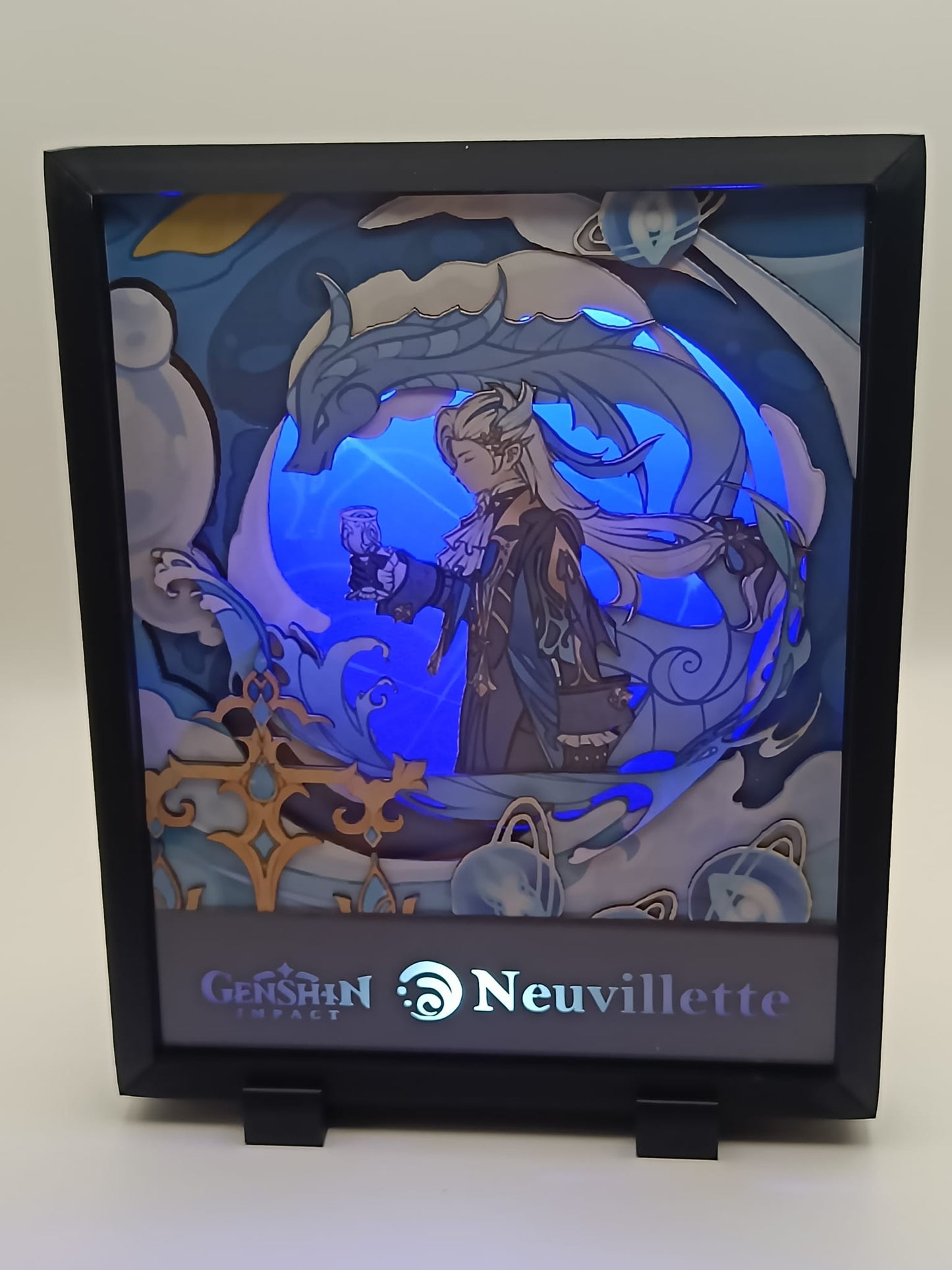 Lightbox Neuvillette con drago e dettagli dorati, luce intensa blu, atmosfera fantasy.