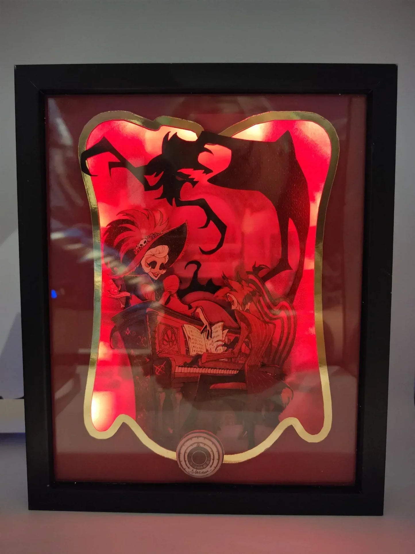 Lightbox Hazbin Hotel artigianale con LED rosso acceso