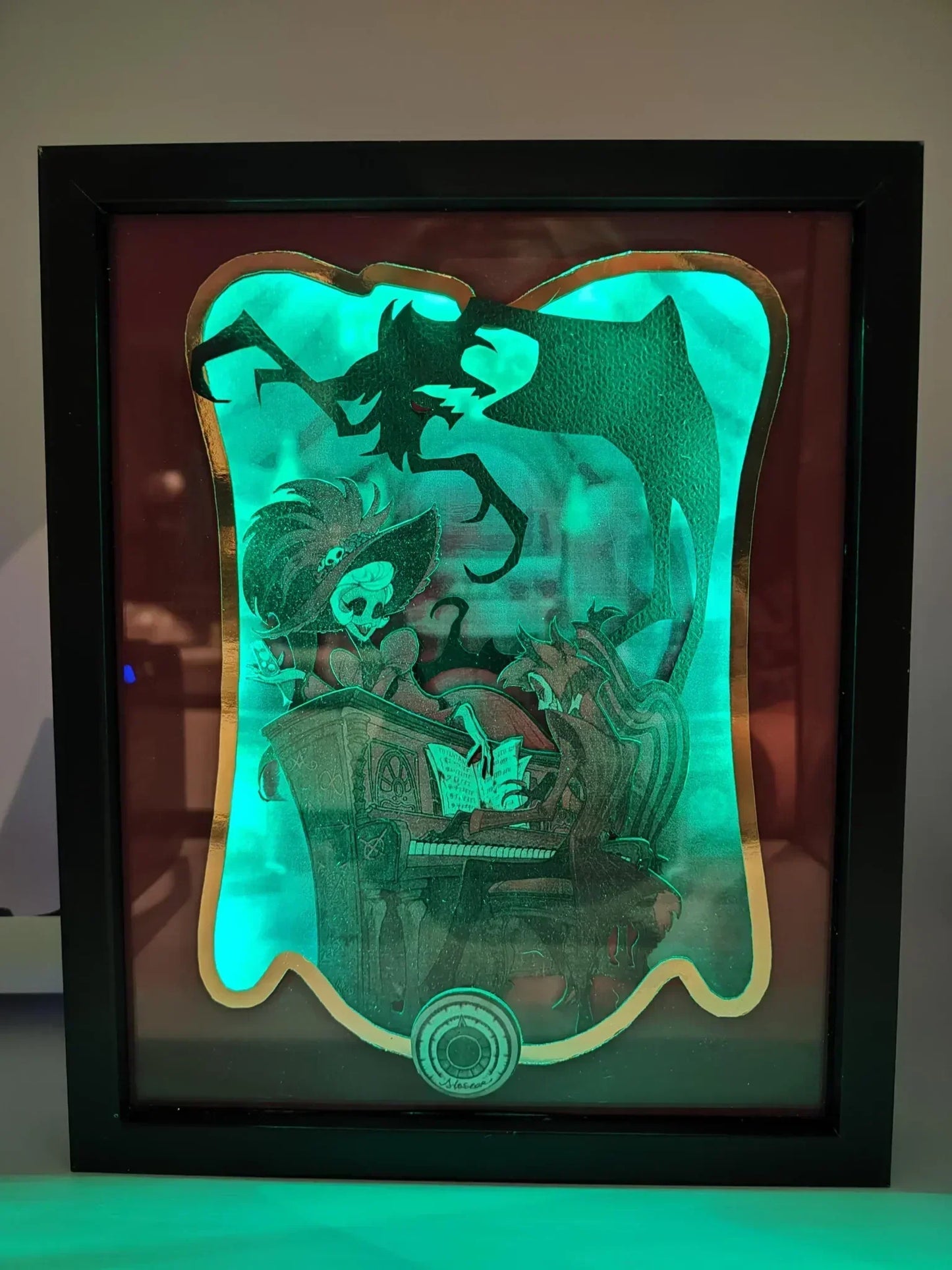 Lightbox Hazbin Hotel artigianale con LED verde acceso