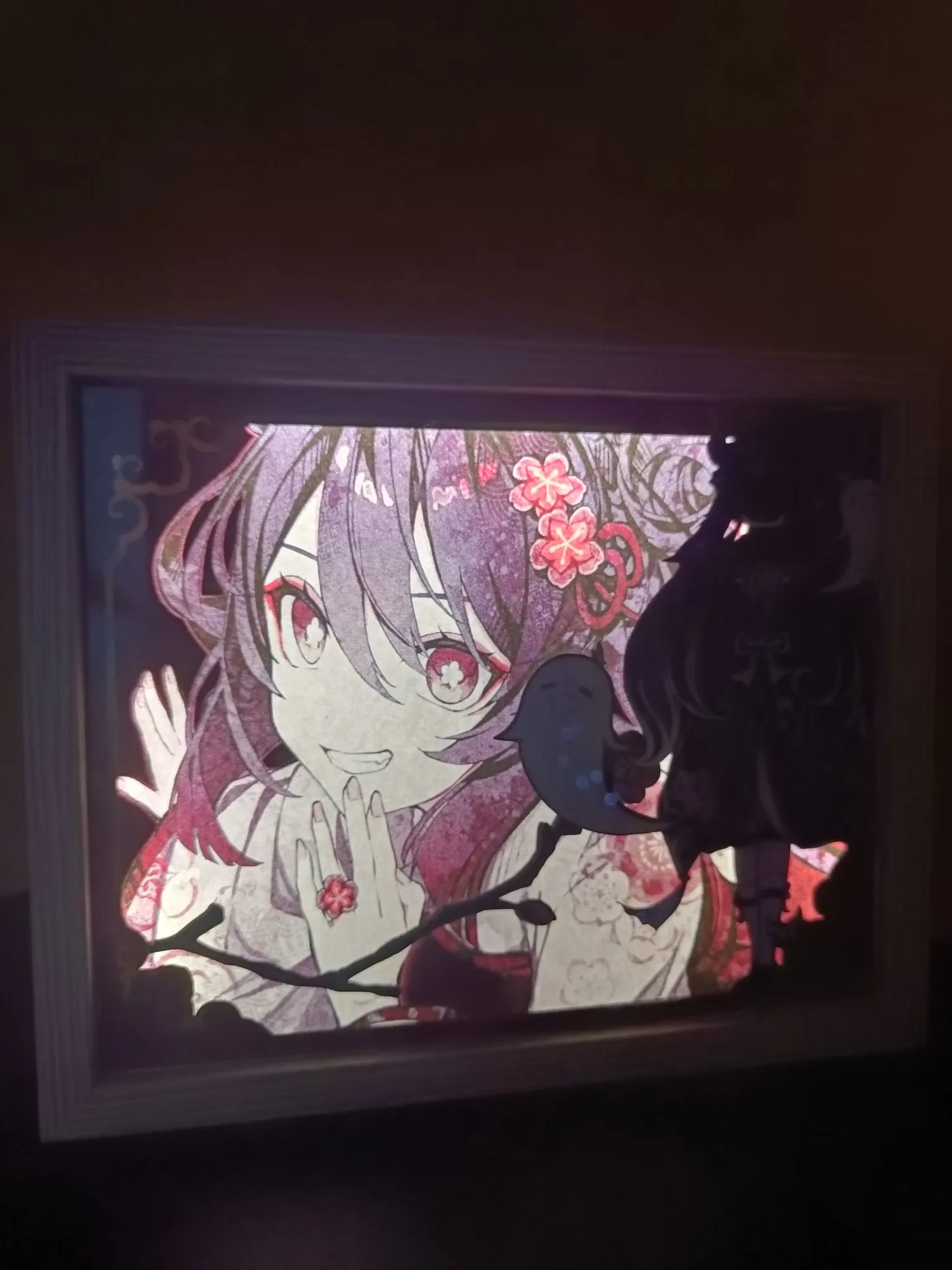 lightbox Hu Tao Genshin Impact accesa con illuminazione calda – vista notturna