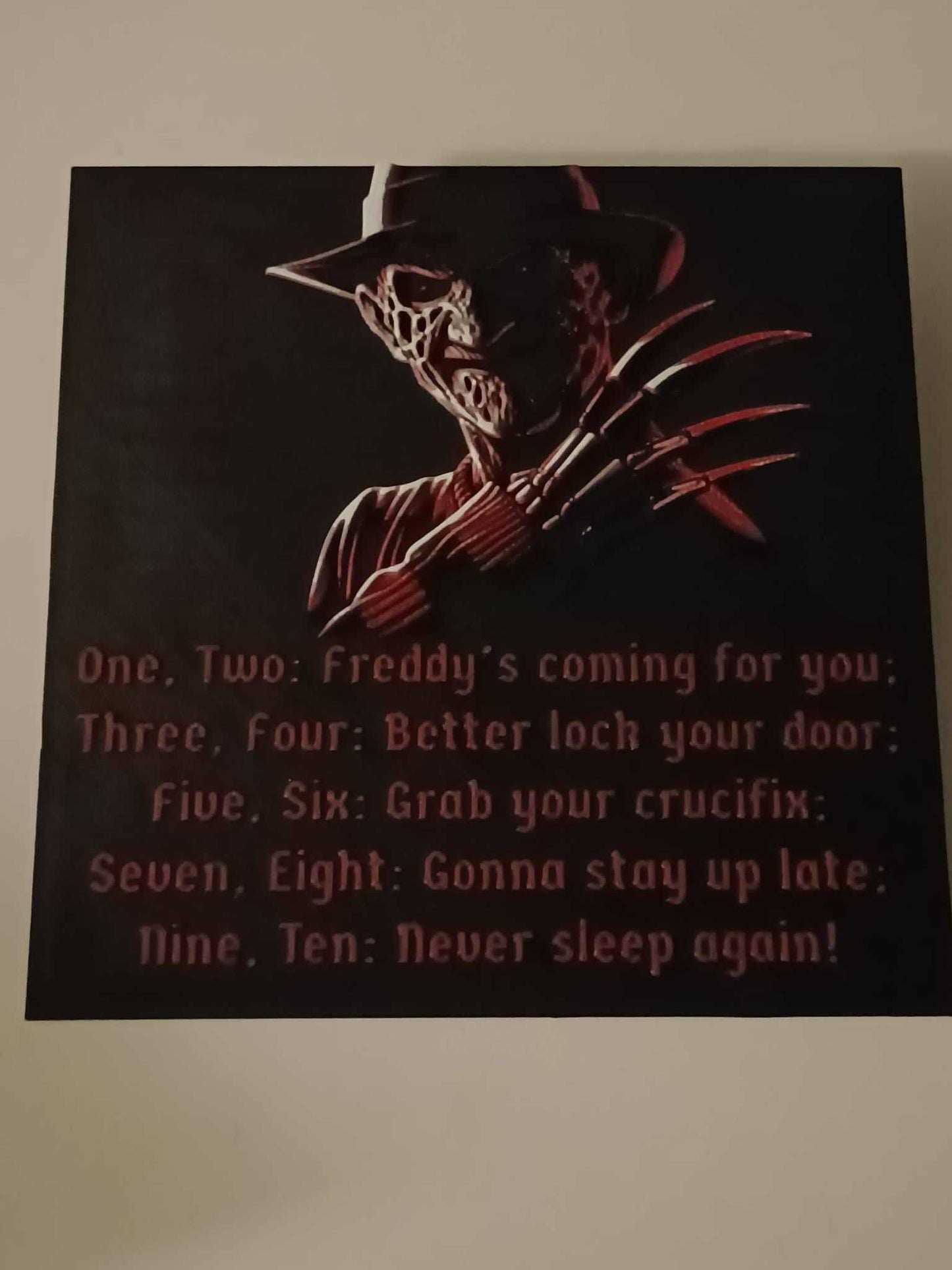 Fan art di Freddy Krueger in rilievo su wall art stampata in 3D, con filastrocca di Elm Street incisa, dimensioni 180x180 mm.