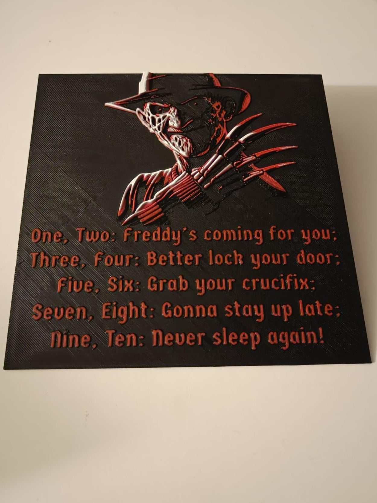 Wall Art 3D Freddy Krueger con guanto iconico e filastrocca incisa su PLA.