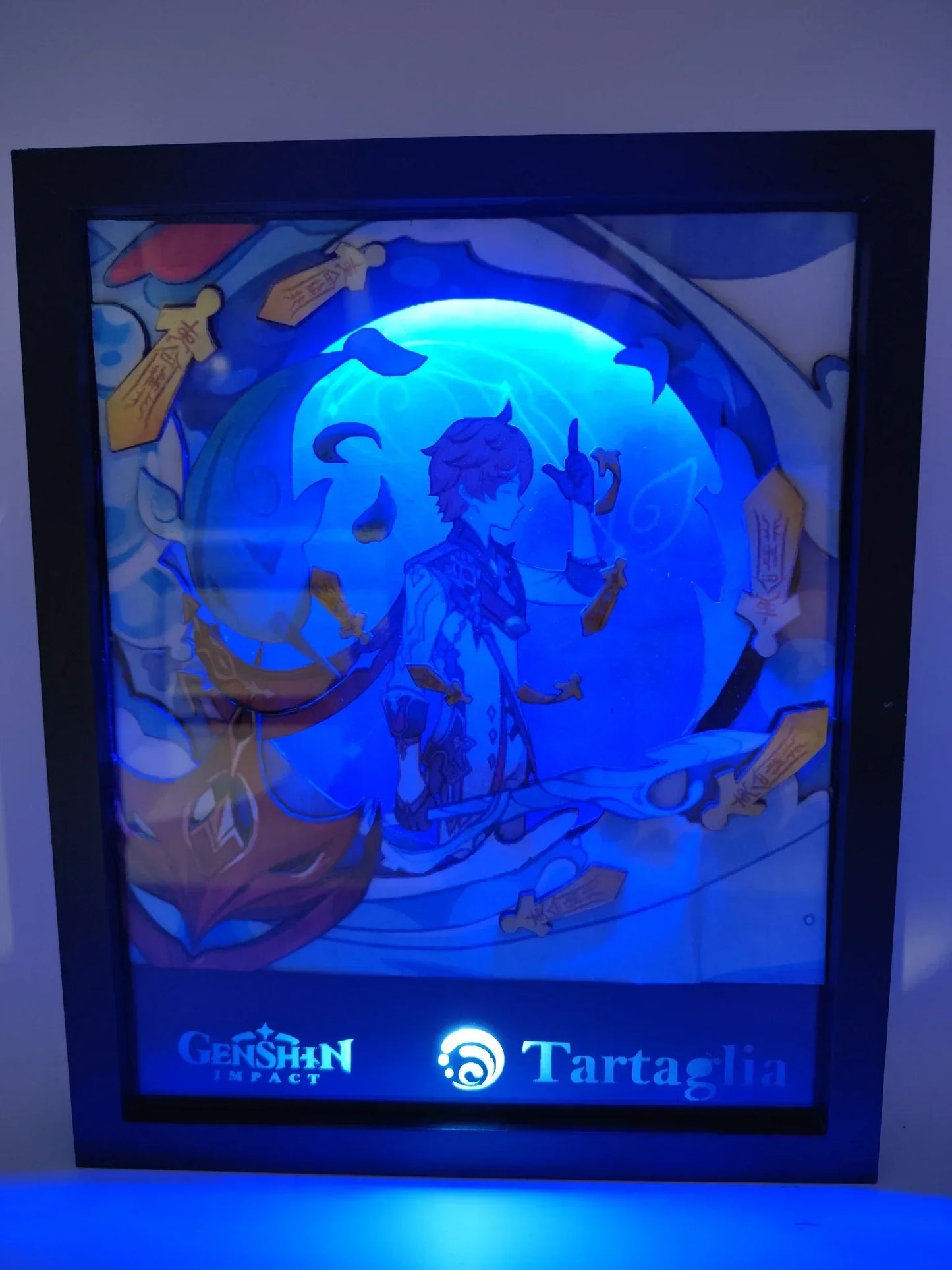 Lightbox Tartaglia Genshin Impact illuminata, cornice decorativa con giochi di luce azzurra e dettagli Hydro