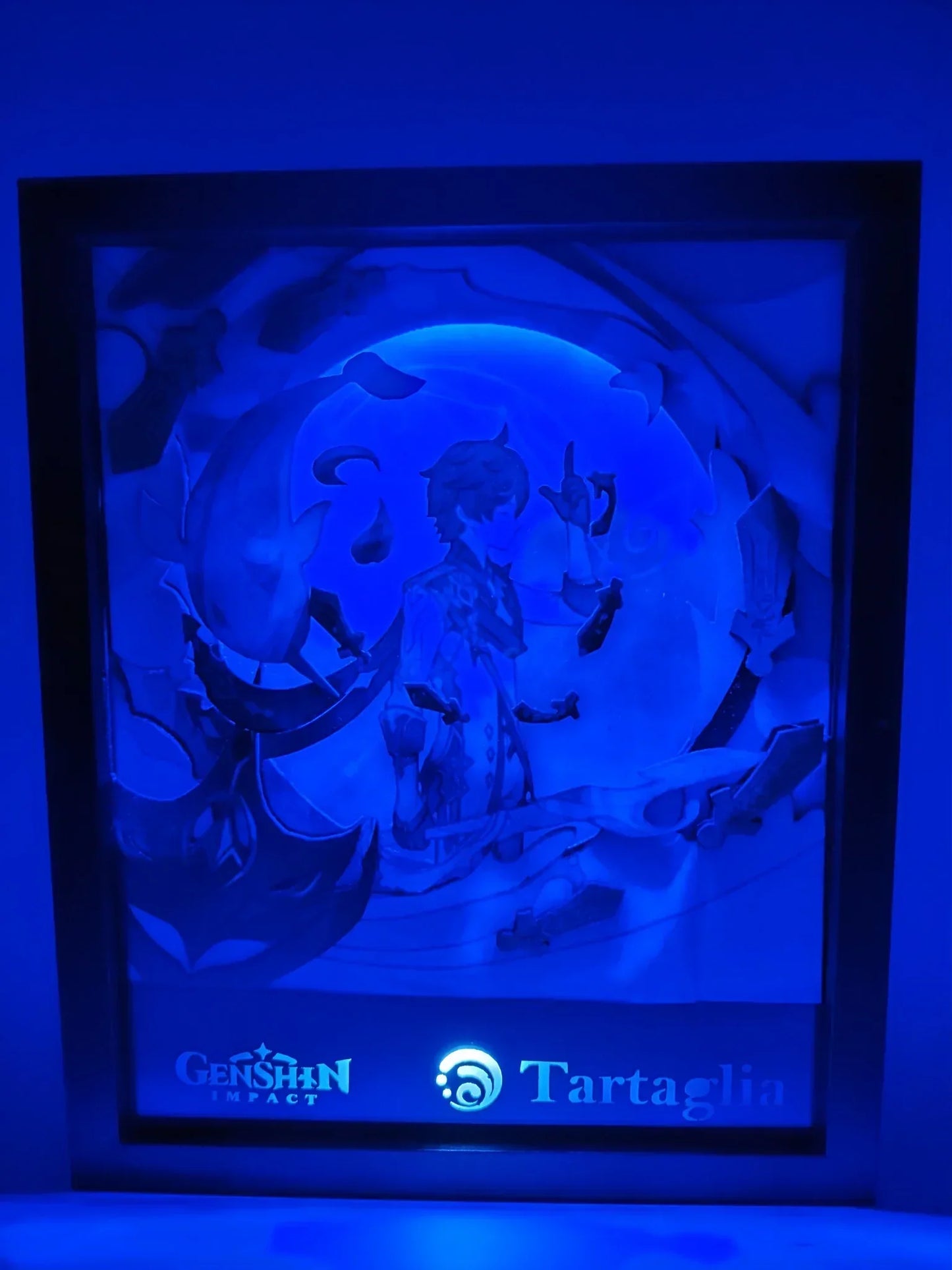 Lightbox artigianale Genshin Impact dedicata a Tartaglia, visione notturna con illuminazione blu effetto elemento Hydro