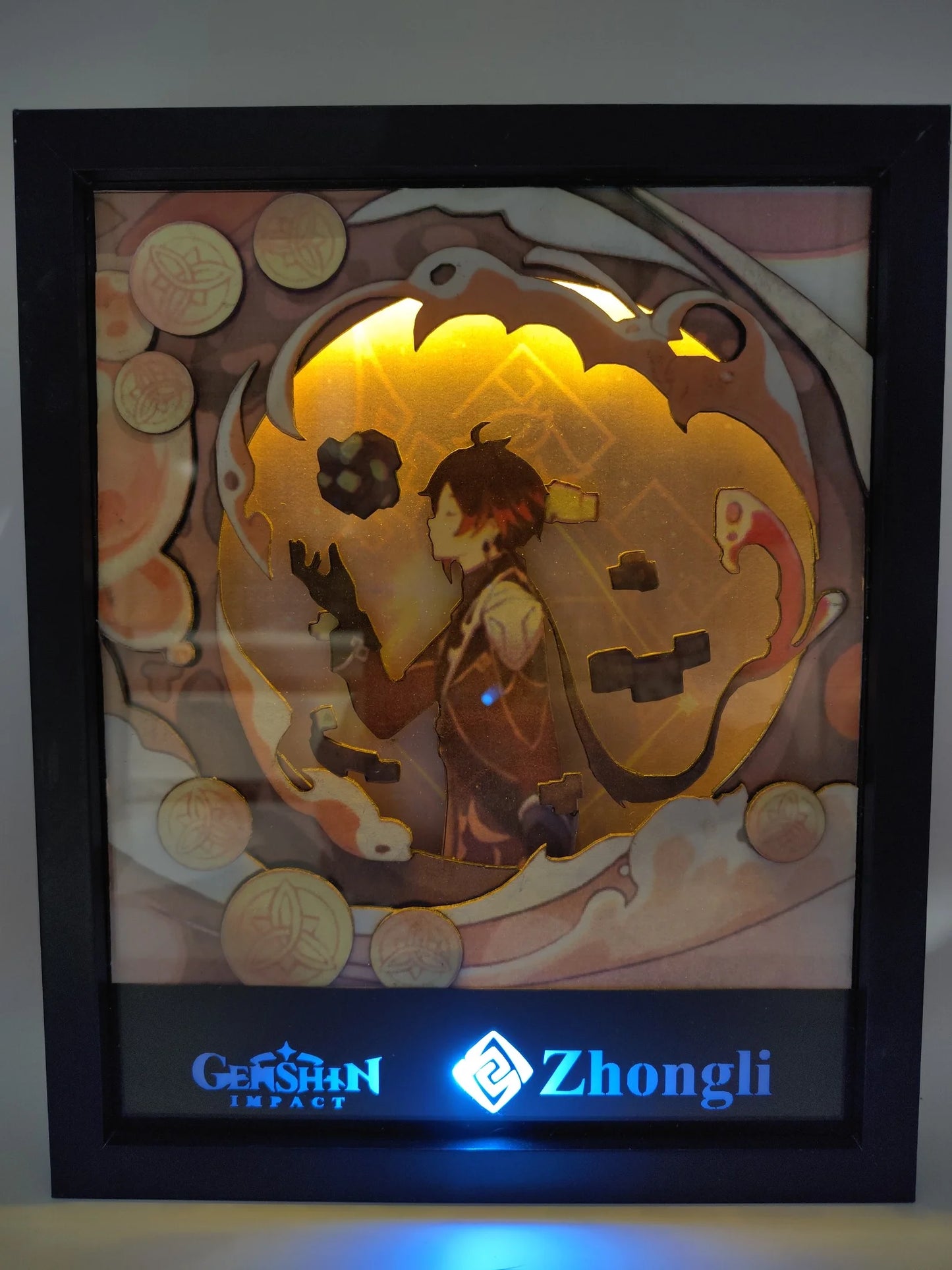 Lightbox Zhongli Genshin Impact accesa, cornice artigianale con monete dorate e simboli Geo