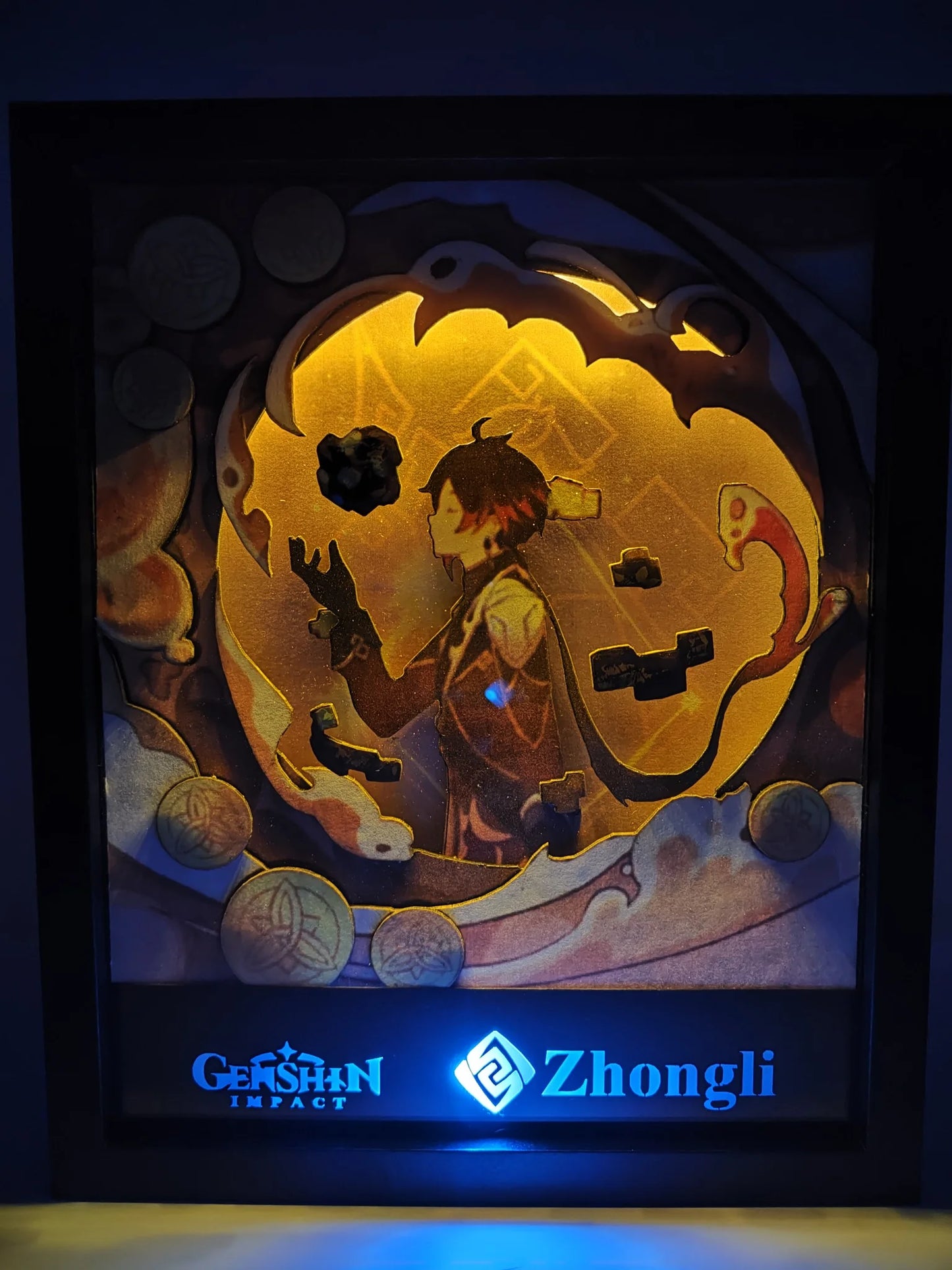 Lightbox Zhongli Genshin Impact in notturna, cornice luminosa con LED e atmosfera di Liyue
