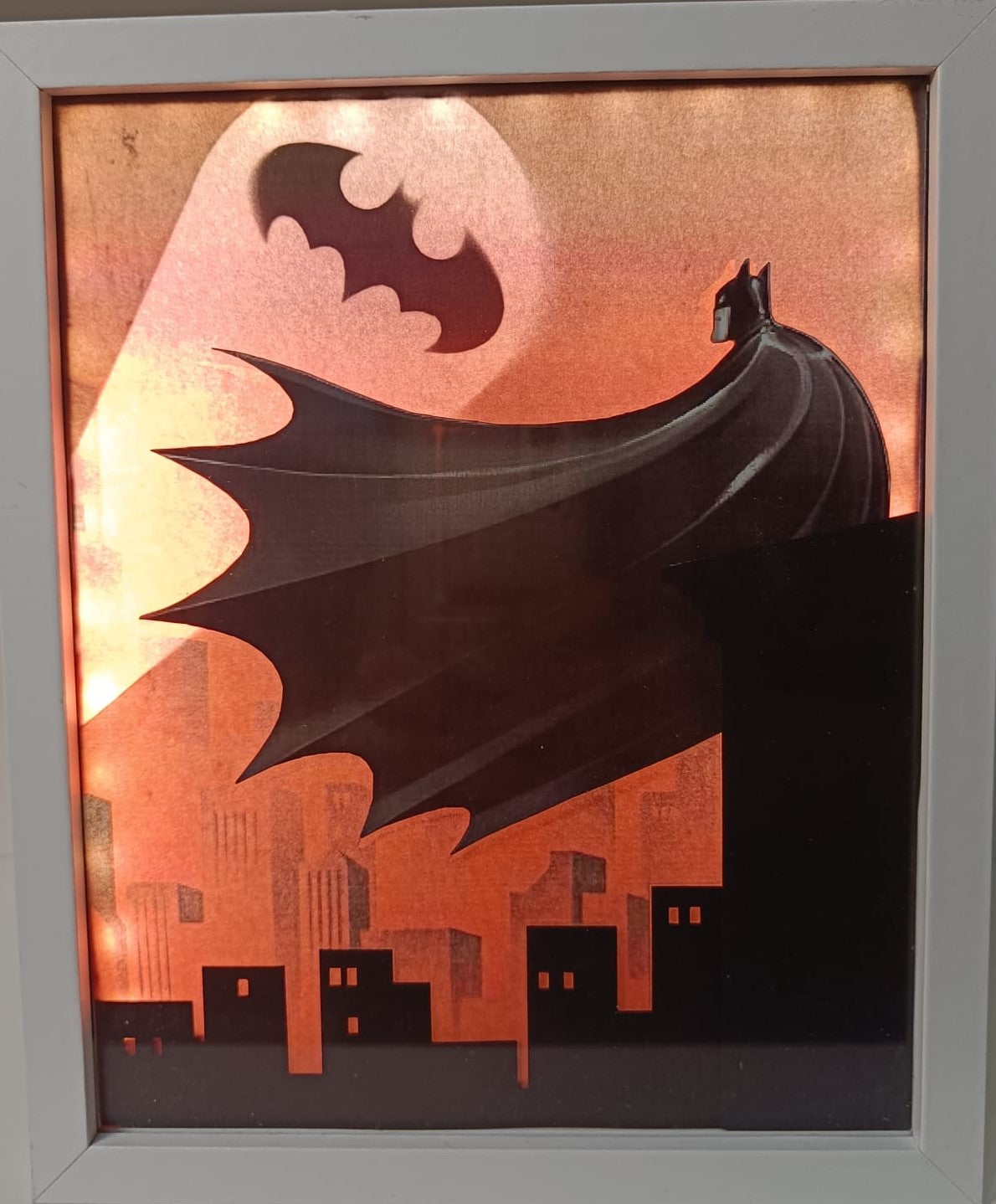 Cornice luminosa di Batman con Batsegnale illuminato, ideale per appassionati del Cavaliere Oscuro.
