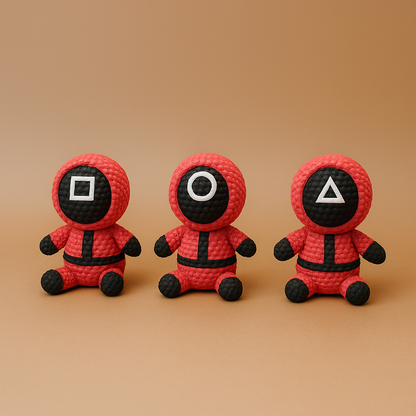 Miniature Squid Game Crochet – Set guardie artigianali su licenza NaraaPrints, realizzate con dettagli curati e colori vivaci.