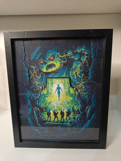 Un'illustrazione incorniciata realizzata da L'Atelier di Zelda per il film "Ghostbuster" mostra quattro figure simili ad acchiappafantasmi di fronte a una porta luminosa da cui emerge una persona, circondata da volti mostruosi e creature con occhi rossi e viticci, che evocano il regno di Gozer.
