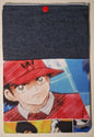 La custodia in tessuto, chiamata "Holly e Benji - Benji (Portalibro)" di L'Atelier di Zelda, raffigura un personaggio anime dagli occhi spalancati di "Captain Tsubasa" con un berretto rosso. Il suo risvolto superiore in stile denim e i colori vivaci catturano lo spirito energico di questa iconica storia a tema calcistico.