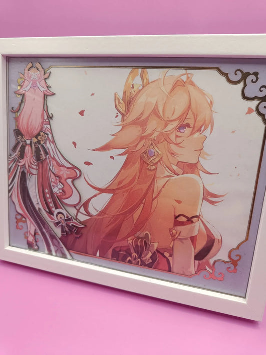 Dettaglio della cornice Yae Miko Genshin Impact con decorazioni e tonalità rosa