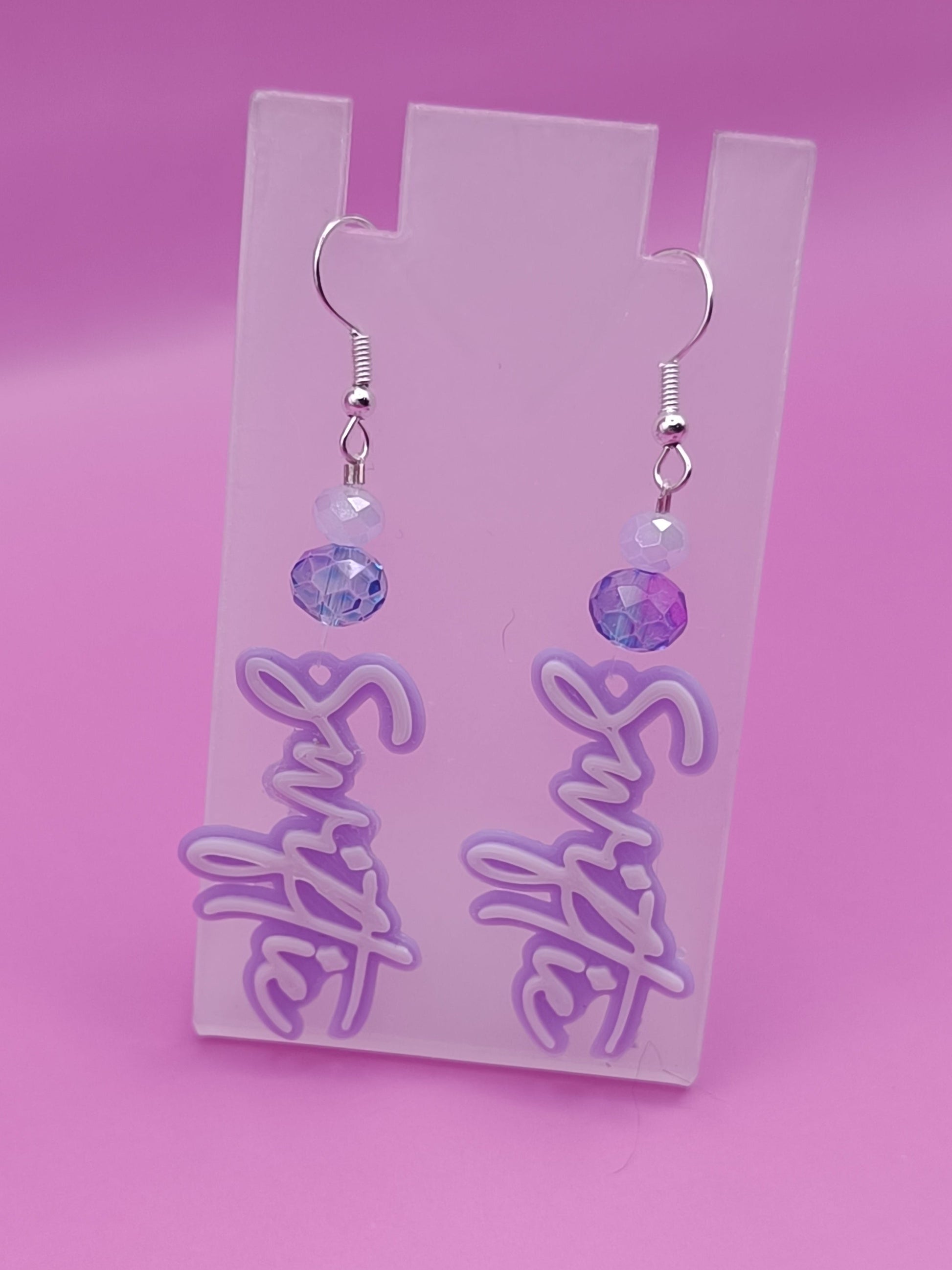 Orecchini Swiftie lilla, design elegante e leggero ispirato a Taylor Swift.