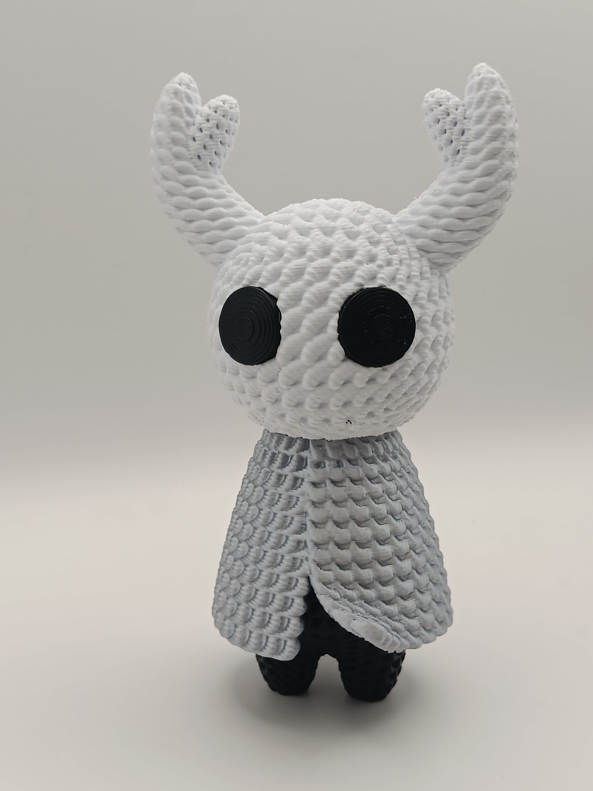 Statua Hollow Knight, stile crochet con sfondo neutro