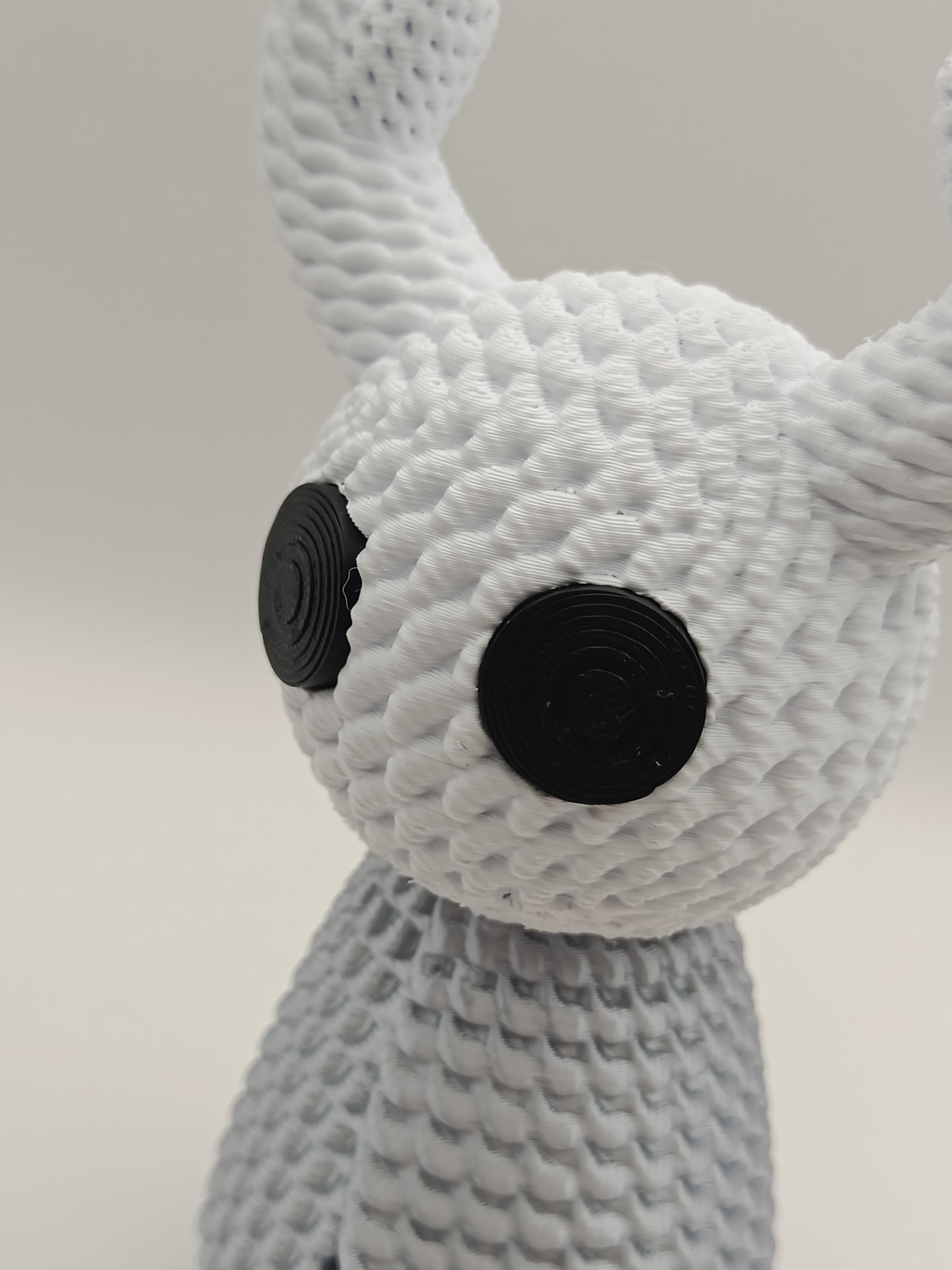 Dettaglio del viso della statua Hollow Knight