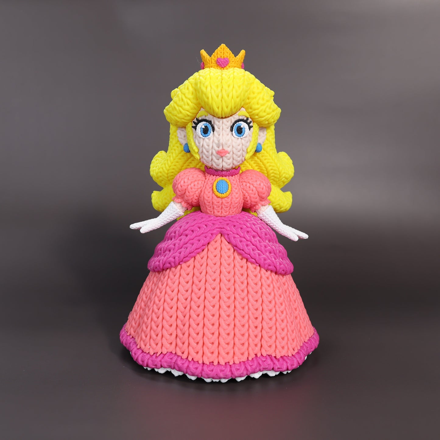 Statua Peach crochet su fondo neutro per collezionisti gamer