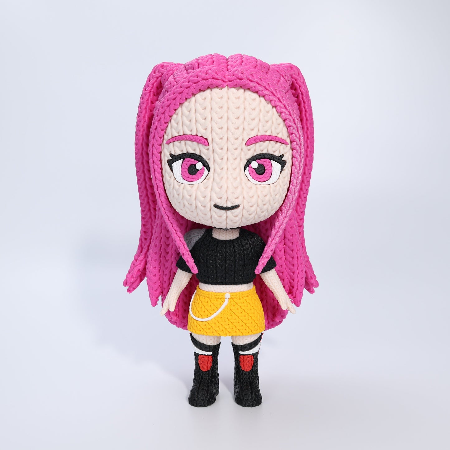 Vista frontale statua Mira crochet con capelli rosa