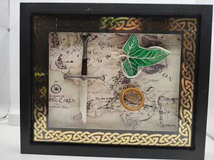 Lightbox artigianale ispirata alla Terra di Mezzo – con spada, foglia elfica e anello in resina. Un tocco epico per la tua collezione.