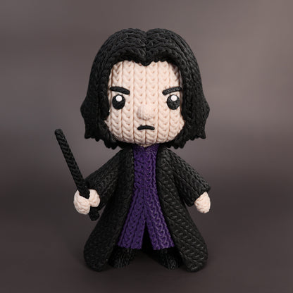 Statuina crochet di Severus Piton con mantello scuro e dettagli intrecciati, decorazione da collezione magica