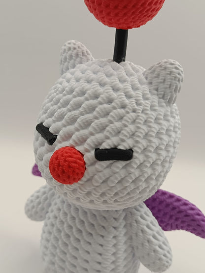 Dettaglio ravvicinato del viso del Moogle crochet con pompon rosso